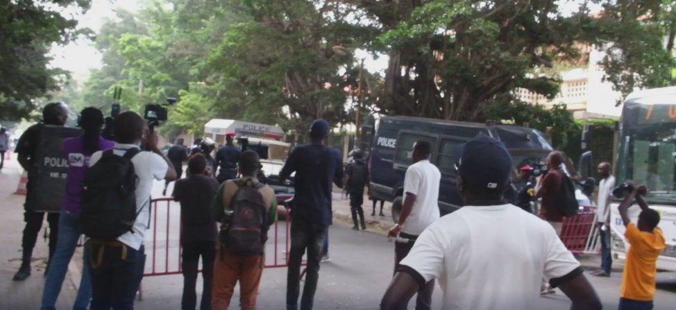 HCasamance's tweet photo. 🇸🇳 L’opposition sénégalaise rejette la réforme constitutionnelle proposée, dénonçant un “glissement vers la dictature”. Des manifestations ont eu lieu à Dakar et plusieurs personnes ont été arrêtées. ⚖️ #Sénégal #Dakar #Politique https://t.co/Gq5KXYYPtR