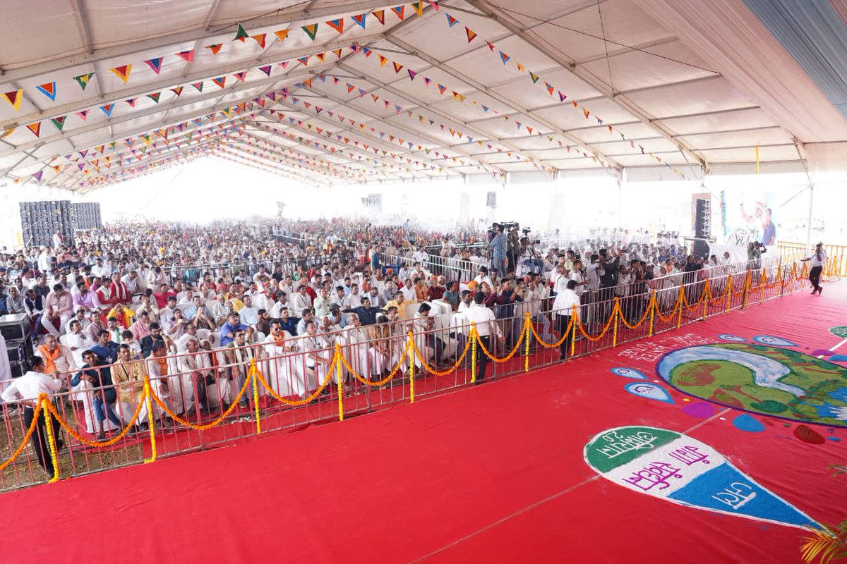 DrMohanYadav51's tweet photo. भावी पीढ़ियों के बेहतर भविष्य के लिए पानी की बूंद-बूंद बचाना जरूरी है...

आज राजगढ़ जिले में 'जल गंगा संवर्धन अभियान' के राज्य स्तरीय समापन कार्यक्रम में विभिन्न विकास कार्यों की सौगात दी और हितग्राहियों को हितलाभ वितरित किए।

प्रदेश लगातार तीसरे वर्ष जल संरक्षण अभियान सफलतापूर्वक पूर्ण कर देश का अग्रणी राज्य बना है।

इस अवसर पर राजगढ़ जिले के विकास को नई गति देने के लिए 'द्वारका योजना' अंतर्गत जिले की सभी नगरपालिकाओं में सड़क विकास कार्यों को स्वीकृति प्रदान की। यहां भैंसवा माता लोक का निर्माण भी होगा। 

#जल_गंगा_संवर्धन_अभियान_MP