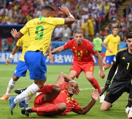 NJanfren's tweet photo. Pouco é falado o quanto o Brasil vem sendo PERSEGUIDO e PREJUDICADO pela arbitragem em Copas do Mundo.

2018: pênalti claro no Gabriel Jesus, contra a Bélgica, sonegado pela arbitragem.

2026: gol do Vini Jr anulado por uma falta que ELE SOFREU contra a Escócia.

2026: era pra ser 6 minutos de acréscimo, o juiz deixou o jogo rolar por MAIS 4 MINUTOS adicionais sem motivo algum.

É podem ter certeza, se pesquisar em 2022 teve erros contra a gente.

É uma parada que tá ficando descarada contra o Brasil. Parece que quando temos uma seleção forte com chances de chegar, eles fazem de tudo pra sabotar a gente.

É bom a gente abrir o olho. Vamos ter que vencer a Copa do Mundo na bola e contra a arbitragem. Tá nítido isso!

Não querem o Brasil Hexa.