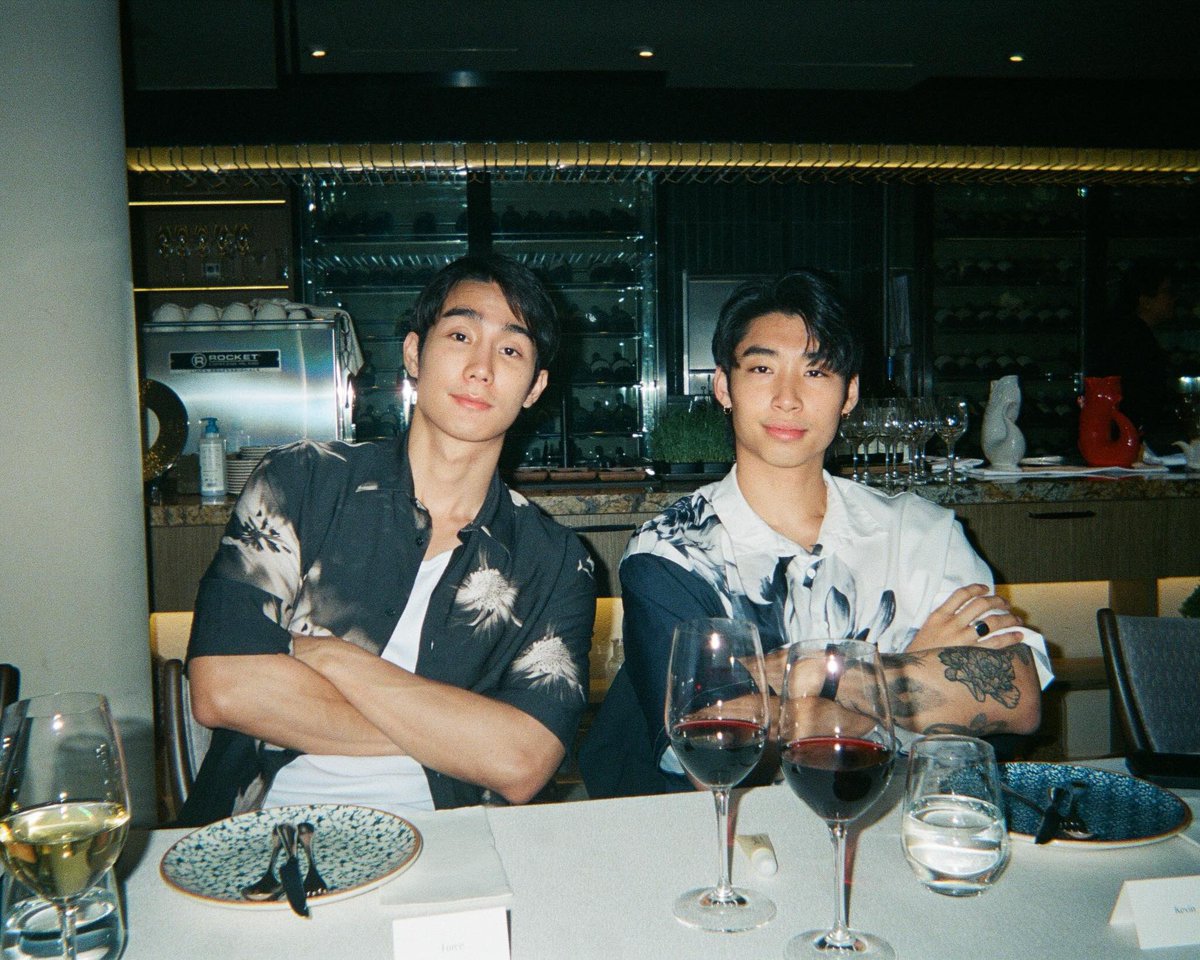 forceofficial_'s tweet photo. 𓈃 30.06.69
IG Post: fforce_ &amp; kevinchatchapon 

✉️: Force in Singapore 🦊✨

#fforce_ @fforcejs 
#FOLARIS #เจ้าพวกจองหองพองขน https://t.co/dL3hilEuGX