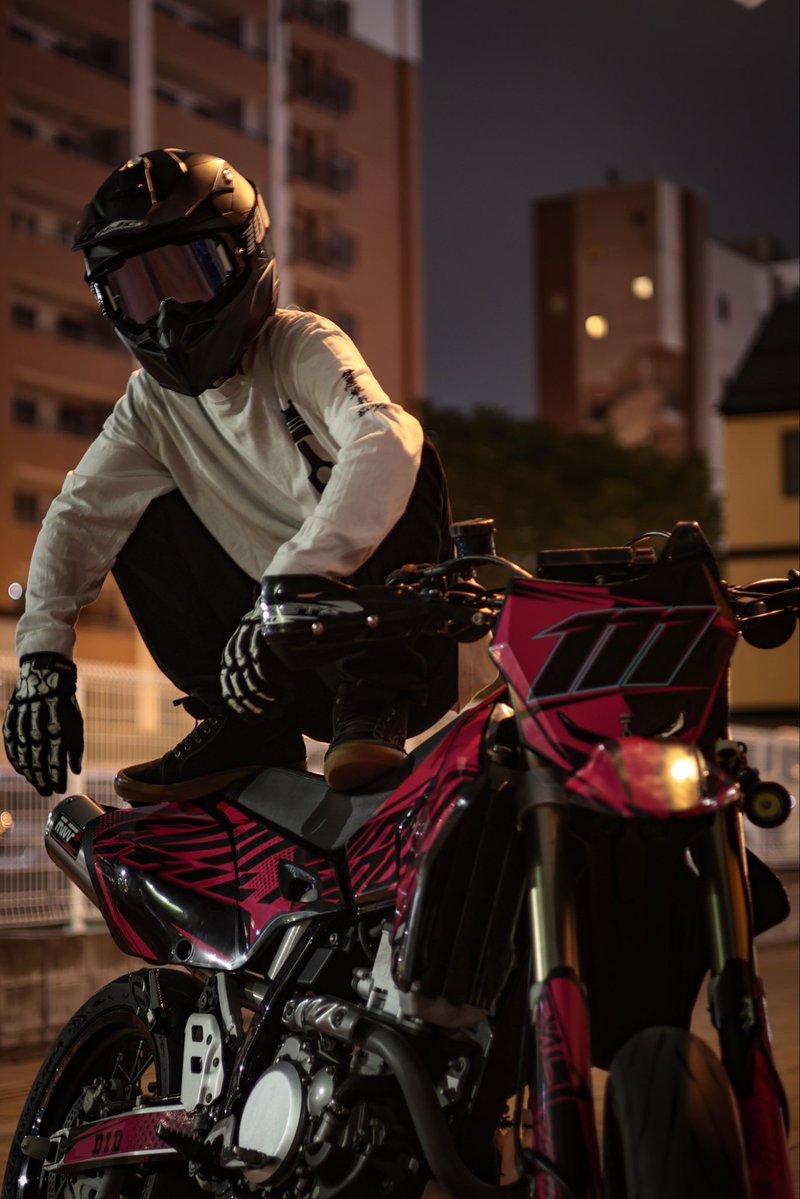510_narane_drz's tweet photo. DR-Zにひなーのをオマージュしたデカールを貼りました💕
右はピンク、左は黒のアシメで横にはデカデカと"𝐄𝐕𝐈𝐋𝟏𝐁𝐎𝐘𝐙"
ゼッケンナンバーはひなーのの誕生日11月11日から取って"𝟏𝟏𝟏"です💕
自分の好きが詰まった最高1台です
#ねえねえひなの https://t.co/adFr1cfu4G
