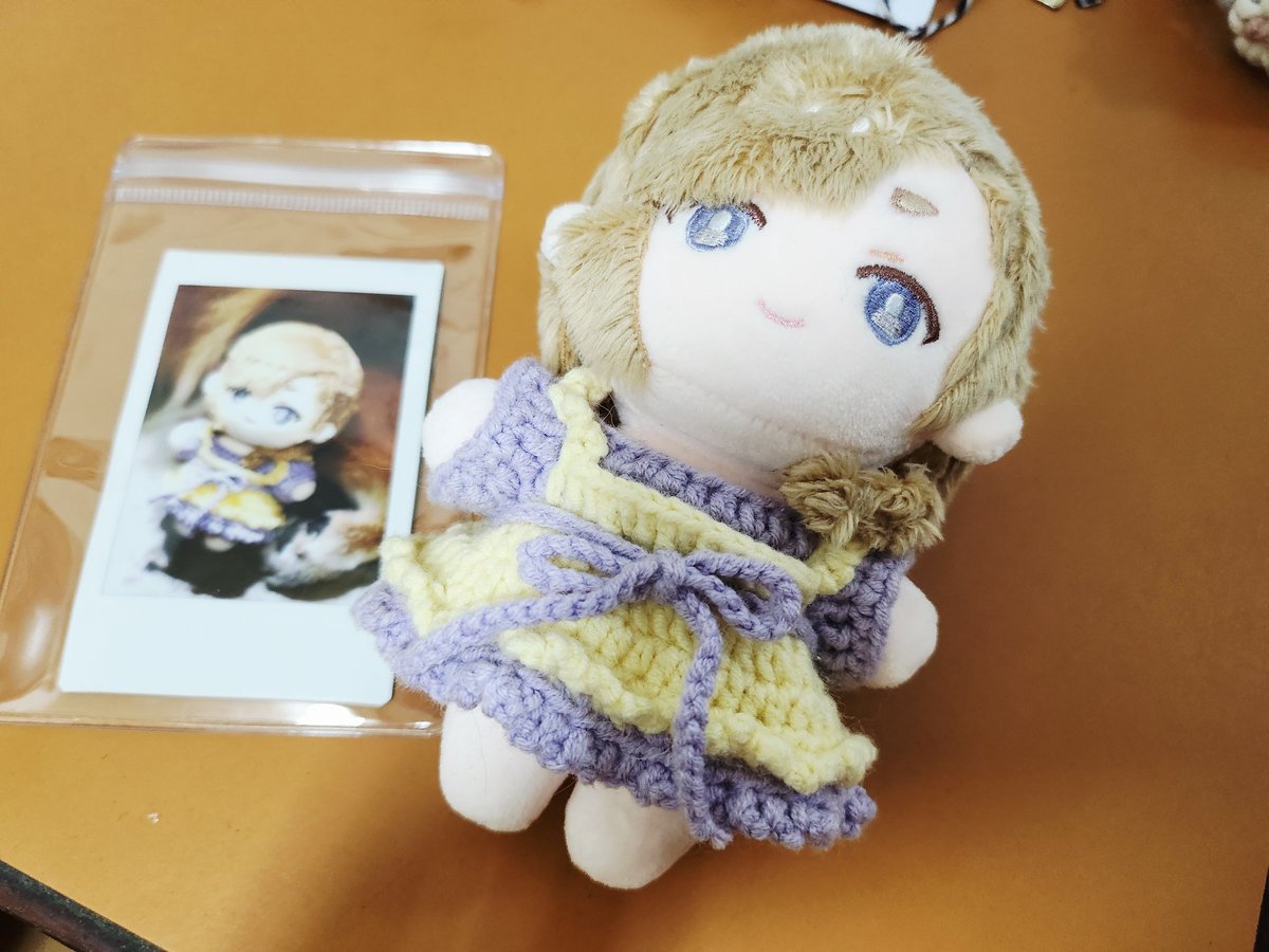 kajiyuti's tweet photo. 請忽略這個拍照技術
只想趕快分享可愛的豆豆娃衣
這真的太勾錐啦啦啦超喜歡😍
謝謝超棒ki寶🥹
請問拍立得上面那個是窩們可愛小公主狗勾的美腿嗎🤣

第二張圖那個牌子是買其他娃衣套裝的物件，只是想找個地方分享他上面寫的字，很適合窩們豆豆，買的時候完全沒有發現😌這就是圓份嗎🫶🏻

#繭眠胖到沒眼睛 https://t.co/WZzpNgo37Z