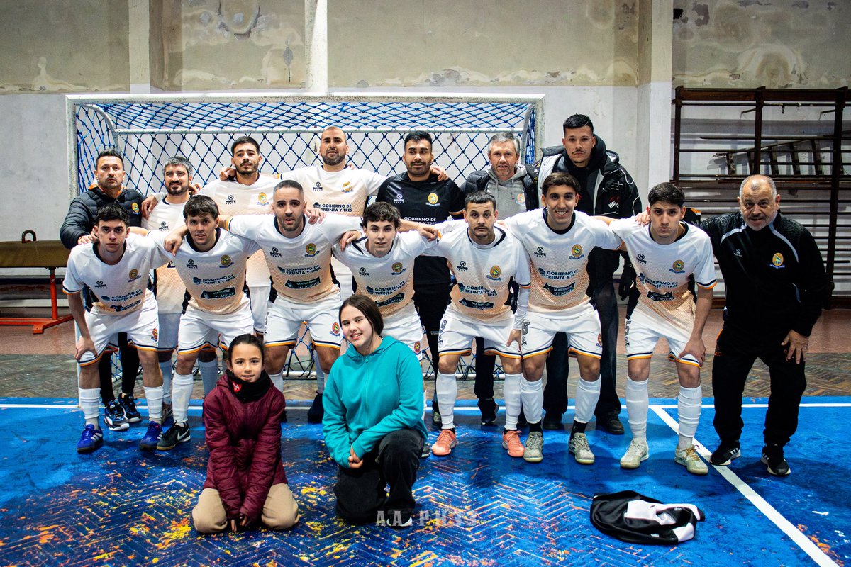 NicoDeLeonOrue's tweet photo. #𝟓𝟏º𝐂𝐚𝐦𝐩𝐞𝐨𝐧𝐚𝐭𝐨𝐔𝐫𝐮𝐠𝐮𝐚𝐲𝐨

🇺🇾 𝐉𝐀𝐕𝐄 𝟖 𝐋𝐀 𝐆𝐎𝐓𝐈𝐓𝐀 𝟒 | 𝐋𝐎𝐒 𝐃𝐄𝐓𝐀𝐋𝐋𝐄𝐒 𝐃𝐄𝐋 𝐄𝐍𝐂𝐔𝐄𝐍𝐓𝐑𝐎

🏟️ Gimnasio Municipal
📍 Treinta y Tres
🔤 Fecha 8 - Zona Este - Fase 1

JAVE (Treinta y Tres) 8️⃣ 
LA GOTITA (La Paloma) 4️⃣ 

👟 GOLEADORES del encuentro 

JAVE: Sebastian Carrasco x 2 Bruno Kerchiner x 2 Tomás Gallegos, Valentín Machado, Matías Gallegos y Benjamín Cuña 

LA GOTITA: Federico Iglesias x 2 Axel Iglesias y Lucas Cardozo 

🍊Importante triunfo del equipo olimareño que volvió a sumar luego de caer derrotado en La Paloma

💧La Gotita aún no ha podido ganar en lo que va del campeonato

📸 Abraham Acarino

#FútbolDeSalón #Futsal®️