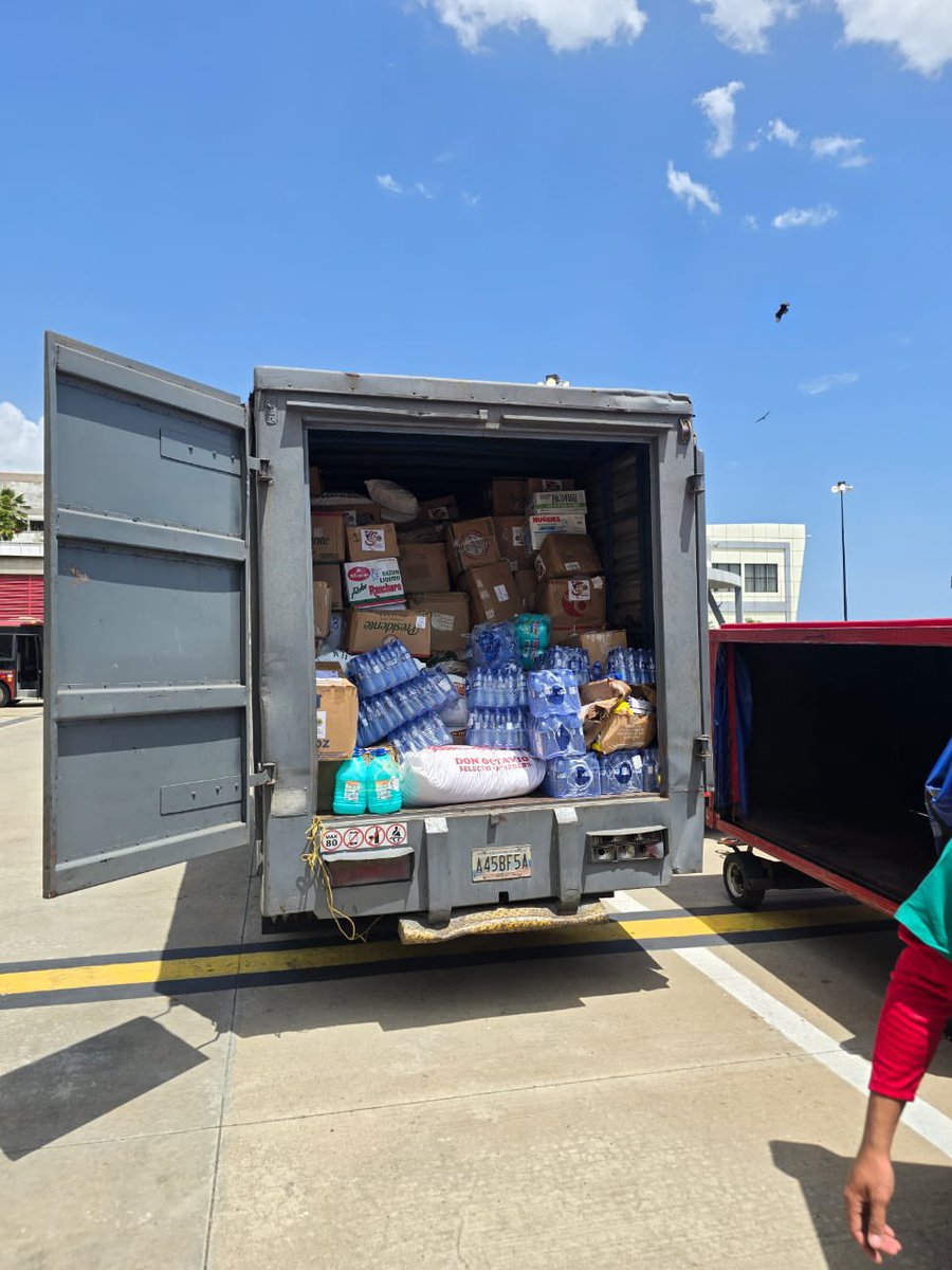 MundoConVzla's tweet photo. Ya llego a puerto el buque Frisian Octa con ayuda humanitaria desde República Dominicana. 

Herramientas para rescatistas, comida y ropa para los damnificados, medicinas para los heridos y más apoyo para nuestra gente. 

Seguimos #TodosConVzla 🇻🇪🇩🇴 https://t.co/3wkBNnFY0T