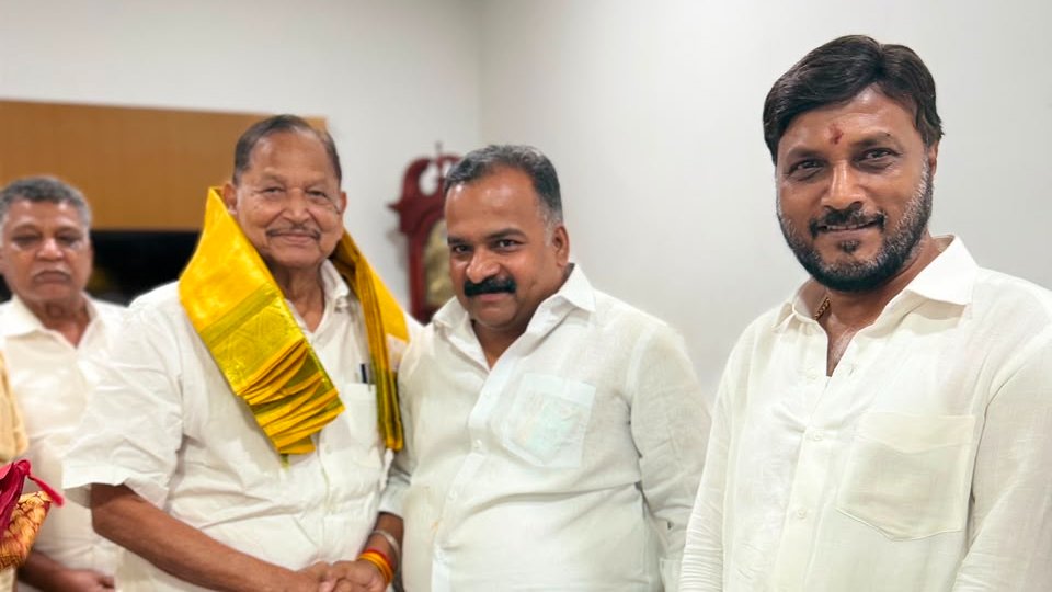 INCTamilNadu's tweet photo. தமிழ்நாடு காங்கிரஸ் கமிட்டியின் முன்னாள் தலைவர் திரு. கிருஷ்ணசாமி மற்றும் கடலூர் பாராளுமன்ற உறுப்பினர் டாக்டர் விஷ்ணு பிரசாத் ஆகியோரை, தமிழ்நாடு காங்கிரஸ் கமிட்டி தலைவர் திரு. மாணிக்கம் தாகூர், MP அவர்கள் மரியாதை நிமித்தமாக சந்தித்தார்.

தமிழ்நாடு காங்கிரஸ் கமிட்டி பொதுச் செயலாளர் திரு. சிரஞ்சீவி மற்றும் காங்கிரஸ் நிர்வாகிகள் உடன் இருந்தனர்.