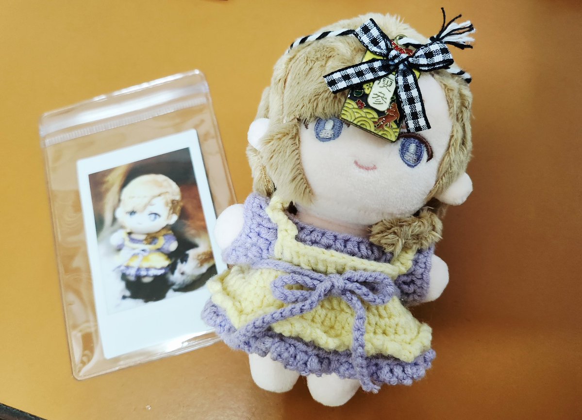 kajiyuti's tweet photo. 請忽略這個拍照技術
只想趕快分享可愛的豆豆娃衣
這真的太勾錐啦啦啦超喜歡😍
謝謝超棒ki寶🥹
請問拍立得上面那個是窩們可愛小公主狗勾的美腿嗎🤣

第二張圖那個牌子是買其他娃衣套裝的物件，只是想找個地方分享他上面寫的字，很適合窩們豆豆，買的時候完全沒有發現😌這就是圓份嗎🫶🏻

#繭眠胖到沒眼睛 https://t.co/WZzpNgo37Z