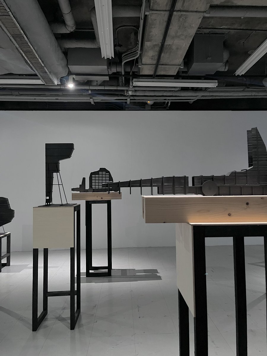 architectonia's tweet photo. 2Fは鉄の彫刻？模型？。
工場的な何かに見えるものなど。ヘイダックの車輪がついたフォリーを想起させるものも。
スケールが揺れる。
ありし日の建築家の展示という感じでかっこいい。書籍もゲットした。 https://t.co/rvbmymmPr2