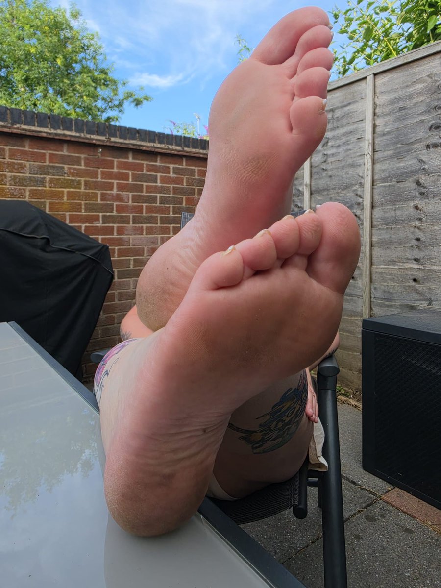 Poppybyb's tweet photo. Who wants to buy some cute feet pics ?! https://t.co/fTIelyIews