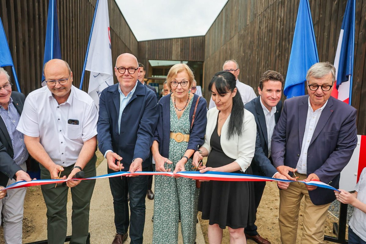 ESkyronka's tweet photo. Inauguration du complexe sportif Serge Tiberghien à Hem aux côtés de @FVercamer. Dans un quartier en pleine transformation, la @MetropoleLille est fière d’avoir soutenu ce projet à hauteur de 1 M€ au service de la jeunesse, des associations et du sport pour tous. https://t.co/vLcjLPDq9y