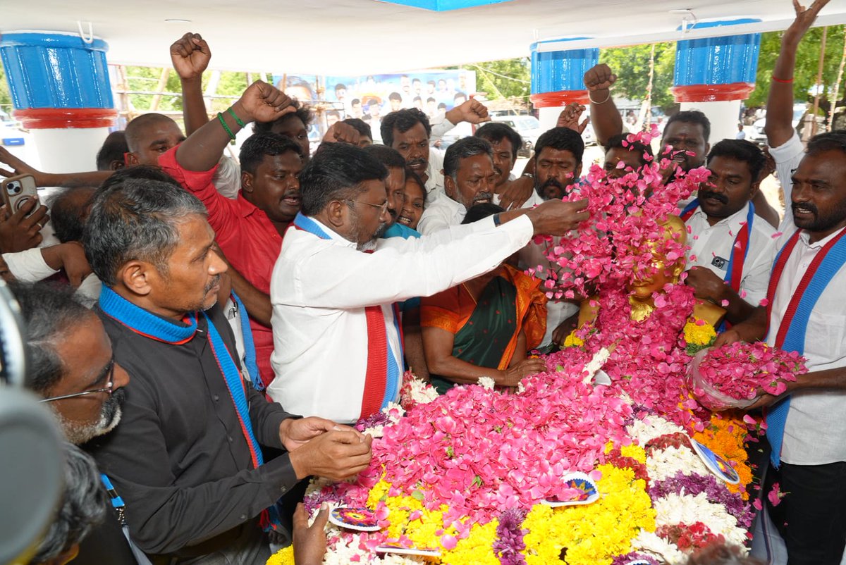 VanniTamizhVCK's tweet photo. மதுரை மாவட்டம் மேலவளவில் 1997ஆம் ஆண்டு அரசியல் உரிமைகளுக்காக உயிர்நீத்த போராளிகள் மாவீரன் மேலவளவு முருகேசன்,  செல்லத்துரை, முருகேசன் தம்பி க.ராசா, சேவுகமூர்த்தி, கொ.மூக்கன், மூ.பூபதி, ஆ.சவுந்தரபாண்டி ஆகிய அரசியல் உரிமை மீட்புப் போராளிகளின் 29ஆம் ஆண்டு நினைவு நாளான இன்று (30.06.26) எமது தலைவர் எழுச்சித்தமிழர் தொல்காப்பியன் திருமாவளவன் அவர்களின் தலைமையில் விடுதலைச் சிறுத்தைகள் வீரவணக்கம் செலுத்தினோம்.

@thirumaofficial