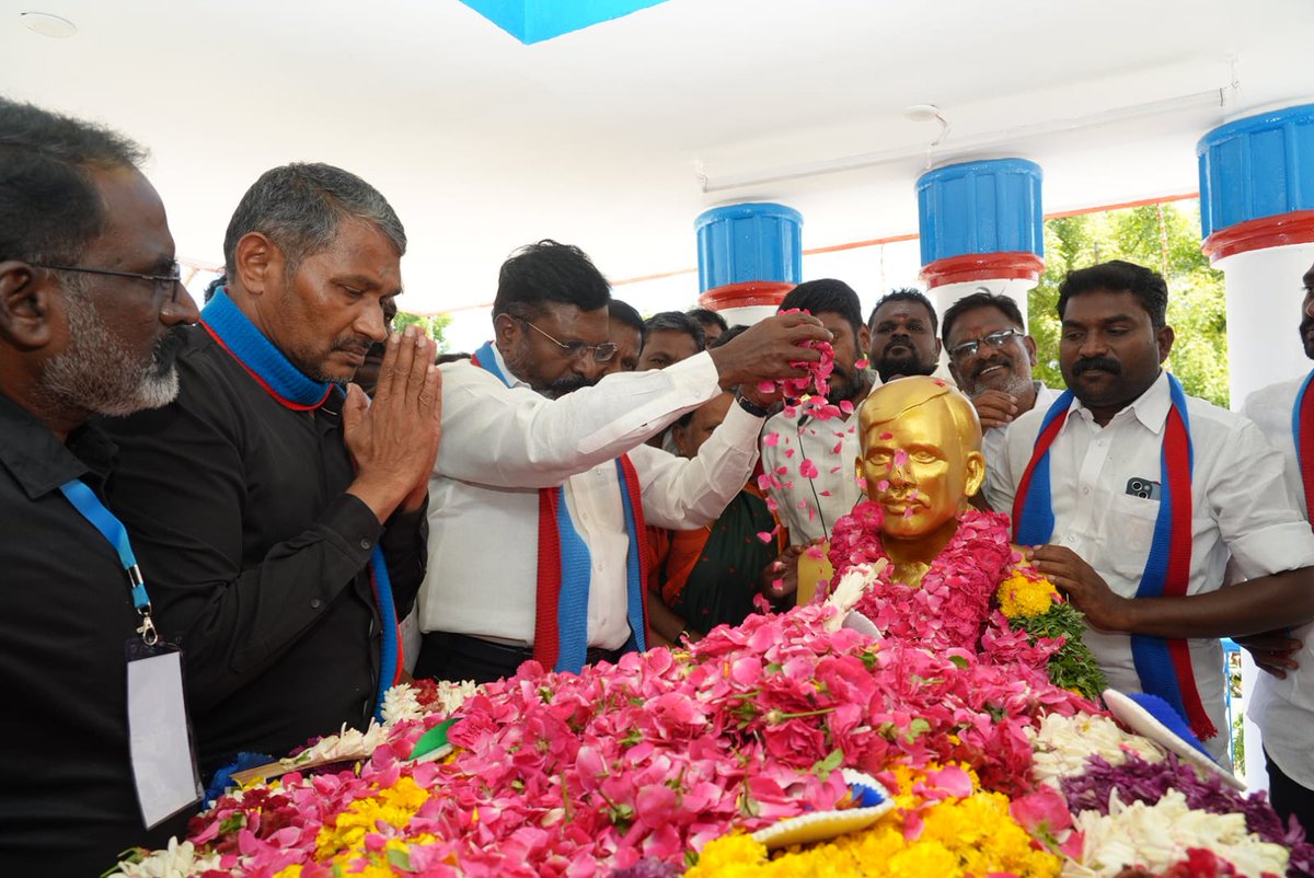 VanniTamizhVCK's tweet photo. மதுரை மாவட்டம் மேலவளவில் 1997ஆம் ஆண்டு அரசியல் உரிமைகளுக்காக உயிர்நீத்த போராளிகள் மாவீரன் மேலவளவு முருகேசன்,  செல்லத்துரை, முருகேசன் தம்பி க.ராசா, சேவுகமூர்த்தி, கொ.மூக்கன், மூ.பூபதி, ஆ.சவுந்தரபாண்டி ஆகிய அரசியல் உரிமை மீட்புப் போராளிகளின் 29ஆம் ஆண்டு நினைவு நாளான இன்று (30.06.26) எமது தலைவர் எழுச்சித்தமிழர் தொல்காப்பியன் திருமாவளவன் அவர்களின் தலைமையில் விடுதலைச் சிறுத்தைகள் வீரவணக்கம் செலுத்தினோம்.

@thirumaofficial