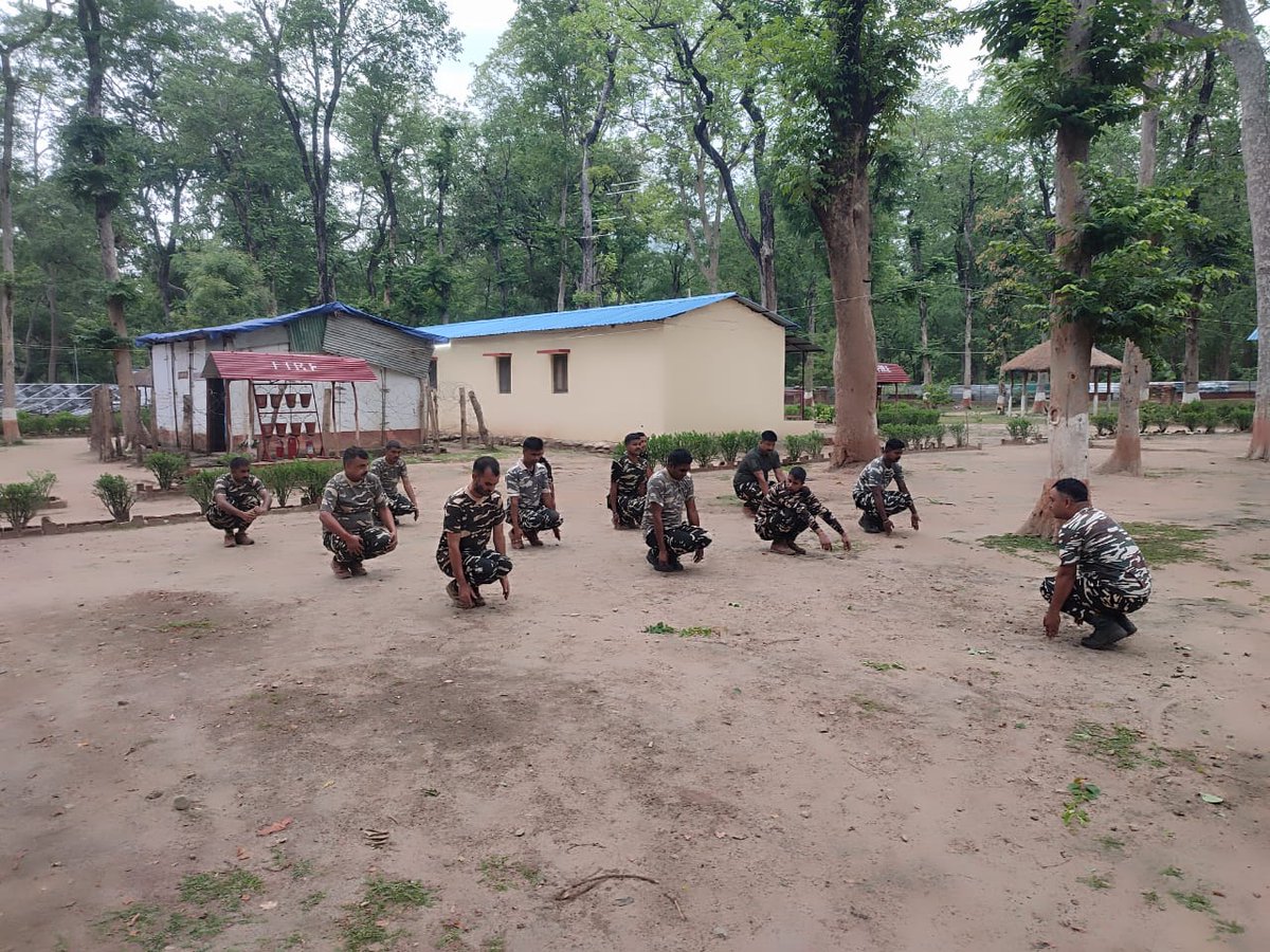 9BnSSB_INDIA's tweet photo. 9वीं वाहिनी SSB बलरामपुर की सीमा चौकियों में उपस्थित कार्मिक प्रतिदिन नियमित PT कर अपने शारीरिक एवं मानसिक कौशल को सुदृढ़ बना रहे हैं।
#SSB_INDIA #SSBFTRLUCKNOW #SSBSHQGKP
#Fitness
#PTParade
#BorderSecurity https://t.co/555BwT1aZR