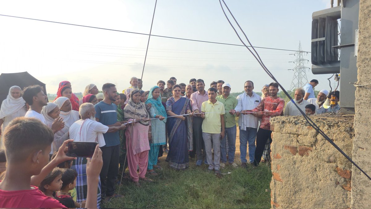 Babitagomia's tweet photo. आज कसमार प्रखंड अंतर्गत बेमरोटांड़ के मुस्लिम टोला में नए विद्युत ट्रांसफार्मर का फीता काटकर विधिवत उद्घाटन किया। बेहतर बिजली व्यवस्था गांव के विकास की आधारशिला है।
@YogendraGomia
#JMM #jharkhand #bokaro #Gomia https://t.co/4V7eig6lff