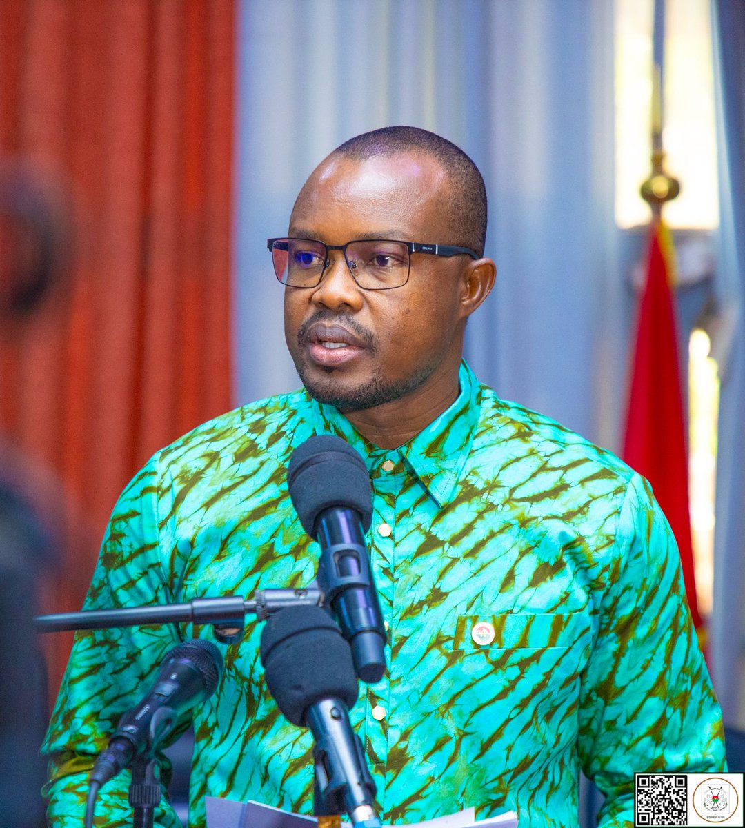 sigbf's tweet photo. INSTITUT DES PEUPLES NOIRS (IPN-Farafina)
Le Conseil d’orientation installé 

(Ouagadougou, 30 juin 2026). Le Camarade Premier ministre, Rimtalba Jean Emmanuel OUEDRAOGO, a procédé ce mardi matin à l’installation officielle des membres du Conseil d’orientation de l’Institut des Peuples Noirs (IPN-Farafina).

Composé d’experts issus des domaines comme la sociologie, la diplomatie, les finances et la recherche, ce Conseil d’orientation constitue l’organe stratégique chargé de définir les grandes orientations de l’IPN-Farafina.
« En acceptant de siéger au sein de cette instance à vocation nationale, panafricaine et internationale, vous portez une grande responsabilité devant l’histoire en marche. Il vous revient d’éclairer les choix stratégiques de l’Institut, d’en garantir la cohérence, de veiller à la fidélité de son action à sa vocation originelle et de contribuer à faire de l’IPN-Farafina un espace de recherche, de formation, de dialogue et de rayonnement des peuples noirs », a souligné le Camarade Premier ministre.

Rimtalba Jean Emmanuel OUEDRAOGO a invité les membres du Conseil à exercer cette mission avec humilité, courage, créativité et un sens élevé du devoir, en posant des actes utiles et concrets. Cette installation du Conseil d'orientation de l'IPN-Farafina marque l’opérationnalisation de cette institution stratégique pour la promotion des valeurs endogènes propres aux noirs. « Notre Peuple attend de cette institution des résultats perceptibles : des recherches utiles, des formations structurantes, des contenus accessibles, des archives valorisées, des partenariats féconds et une contribution active à l’éducation patriotique et panafricaine de la jeunesse », a insisté le Premier ministre.

Le Président du Conseil d’orientation de l’IPN-Farafina, le Camarade Claude Aimé TASSEMBEDO, a pris l’engagement, avec l’ensemble des membres, de bâtir une institution solide, crédible et durable, capable de servir le Burkina Faso, l’Afrique et les générations futures.

Direction de la communication de la Présidence du Faso

#Com_Gouv_BF 
#SIGBurkina 
#BurkinaFaso