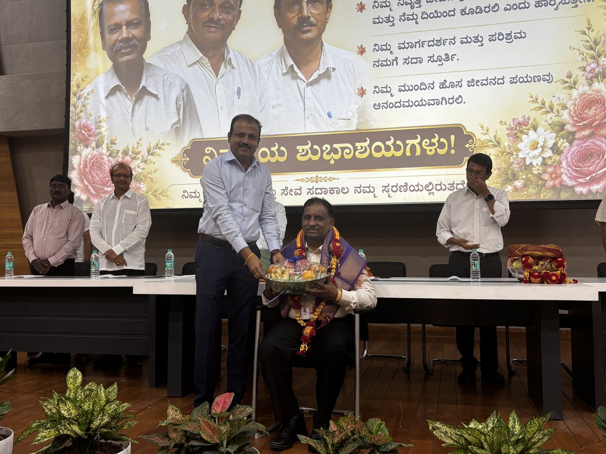 kptcl_official's tweet photo. ವಯೋನಿವೃತ್ತಿ ಹೊಂದುತ್ತಿರುವ ಹಿರಿಯ ಅಧಿಕಾರಿಗಳಿಗೆ ಕರ್ನಾಟಕ ವಿದ್ಯುತ್ ಪ್ರಸರಣ ನಿಗಮ ನಿಯಮಿತ ವತಿಯಿಂದ ಗೌರವಿಸಿ ಬೀಳ್ಕೊಡಲಾಯಿತು.

ನಿಗಮದ ಆಡಳಿತ ಮತ್ತು ಮಾನವ ಸಂಪನ್ಮೂಲ ವಿಭಾಗ ನಿರ್ದೇಶಕರಾದ ಶ್ರೀ. ರಮೇಶ್ ಪಿ.ಕೋನರೆಡ್ಡಿ ಅವರು ನಿವೃತ್ತರಾಗುತ್ತಿರುವ ಅಧಿಕಾರಿಗಳನ್ನು ಆತ್ಮೀಯವಾಗಿ ಪುರಸ್ಕರಿಸಿ, ಶುಭಕೋರಿದರು. https://t.co/Dern9QJTgP