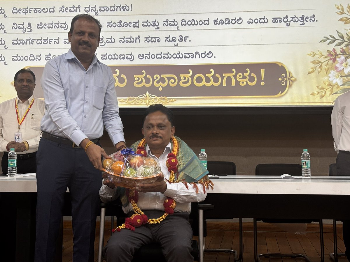 kptcl_official's tweet photo. ವಯೋನಿವೃತ್ತಿ ಹೊಂದುತ್ತಿರುವ ಹಿರಿಯ ಅಧಿಕಾರಿಗಳಿಗೆ ಕರ್ನಾಟಕ ವಿದ್ಯುತ್ ಪ್ರಸರಣ ನಿಗಮ ನಿಯಮಿತ ವತಿಯಿಂದ ಗೌರವಿಸಿ ಬೀಳ್ಕೊಡಲಾಯಿತು.

ನಿಗಮದ ಆಡಳಿತ ಮತ್ತು ಮಾನವ ಸಂಪನ್ಮೂಲ ವಿಭಾಗ ನಿರ್ದೇಶಕರಾದ ಶ್ರೀ. ರಮೇಶ್ ಪಿ.ಕೋನರೆಡ್ಡಿ ಅವರು ನಿವೃತ್ತರಾಗುತ್ತಿರುವ ಅಧಿಕಾರಿಗಳನ್ನು ಆತ್ಮೀಯವಾಗಿ ಪುರಸ್ಕರಿಸಿ, ಶುಭಕೋರಿದರು. https://t.co/Dern9QJTgP