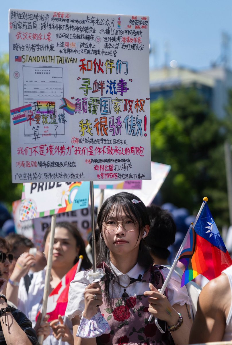 Mirro_zinuo's tweet photo. Toronto Pride Parade 2026 with TWP🏳️‍🌈
六月，是1989年被坦克履帶碾過的長安街；
也是1969年被搜捕的石牆酒吧。
極權要控制我們的身體，還要控制我們的思想。
我們沒有選擇——我們只能反抗。
無論是為民主自由聚集的廣場，
還是為捍衛性少數平權走上的街頭，
我們的權利，從來只靠爭來。
沒有民主自由，就沒有平權。
民主與平權，從來是同一條路。
沒有所有人的自由，也就沒有徹底的自由。
他們朝我貼標籤，我就拿標籤做旗幟。
他們朝我扔罪名，我就拿罪名做勳章。
我不閃躲——我眼裡只有彩虹。