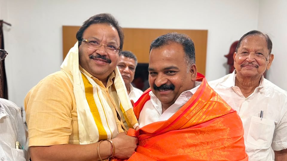 INCTamilNadu's tweet photo. தமிழ்நாடு காங்கிரஸ் கமிட்டியின் முன்னாள் தலைவர் திரு. கிருஷ்ணசாமி மற்றும் கடலூர் பாராளுமன்ற உறுப்பினர் டாக்டர் விஷ்ணு பிரசாத் ஆகியோரை, தமிழ்நாடு காங்கிரஸ் கமிட்டி தலைவர் திரு. மாணிக்கம் தாகூர், MP அவர்கள் மரியாதை நிமித்தமாக சந்தித்தார்.

தமிழ்நாடு காங்கிரஸ் கமிட்டி பொதுச் செயலாளர் திரு. சிரஞ்சீவி மற்றும் காங்கிரஸ் நிர்வாகிகள் உடன் இருந்தனர்.
