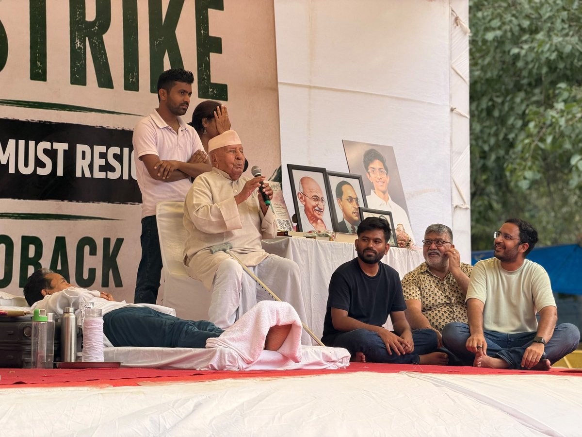 AshutoshRanka's tweet photo. देश के youngest cockroach, 101 वर्षीय, स्वतंत्रता सेनानी, भूतपूर्व विधायक एवं सांसद, राजस्थान की आन बान शान पंडित रामकिशन जी की उपस्थिति से आज जंतर मंतर जगमग हो उठा।

@deepakbaliyan90 @abhijeet_dipke @Cockroachisback https://t.co/ZvkANOfUCO