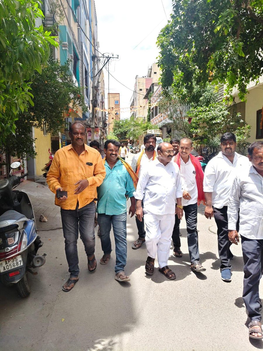 JSPTelangana's tweet photo. ఏవీబీ పురం స్థానిక సమస్యలను తక్షణమే పరిష్కరించాలి 

- జనసేన కూకట్‌పల్లి నాయకులు ముమ్మారెడ్డి ప్రేమ కుమార్ 

కూకట్‌పల్లి నియోజకవర్గంలోని ఏవీబీ పురంలో తీవ్ర సమస్యలతో ఇబ్బందులకు గురవుతున్నామని, తమ సమస్యలు పరిష్కారం అయ్యే దిశగా ప్రభుత్వం దృష్టికి తీసుకెళ్ళాలని స్థానికుల అభ్యర్థన మేరకు జనసేన నాయకులు శ్రీ ముమ్మారెడ్డి ప్రేమ కుమార్, స్థానిక కాలనీ అధ్యక్షులు సింహాద్రి, ప్రధాన కార్యదర్శి వెంకట్ రావు, ఇతర స్థానికులతో కలిసి మంగళవారం కాలనీలో పర్యటించి స్థానికులు ఎదుర్కొంటున్న ఇబ్బందులను అడిగి తెలుసుకున్నారు.

కాలనీలో పర్యటించిన అనంతరం ప్రేమ కుమార్ మాట్లాడుతూ.. ఏవీబీ పురంలో మురికి కాలువలు నిత్యం పొంగుతున్నాయని, వర్షకాలం సమస్య మరీ ఎక్కువగా ఉంటోందని, దాదాపుగా వంద కుటుంబాలు నివాసం ఉంటున్న రోడ్ నంబర్ 11లో మంజీర నీటి సౌకర్యం, డ్రైనేజీ సౌకర్యం సరిగా లేక ప్రజలు తీవ్ర ఇబ్బందులకు గురవుతున్నారని, ప్రజల ఇబ్బందులను దృష్టిలో పెట్టుకుని, ప్రభుత్వం తక్షణమే సమస్యలను పరిష్కరించాలని డిమాండ్ చేశారు.

ఈ కార్యక్రమంలో జనసేన నాయకులు కొల్లా శంకర్, వేముల మహేష్, శివశంకర్, కాలనీవాసులు ఆర్. వాసు, గోవింద్, లక్ష్మీనారాయణ, బాబూరావు, భాస్కర్ రావు, తిరుపతి, ప్రసాద్, మోహన్ తదితరులు పాల్గొన్నారు.

#JanaSenaTelangana