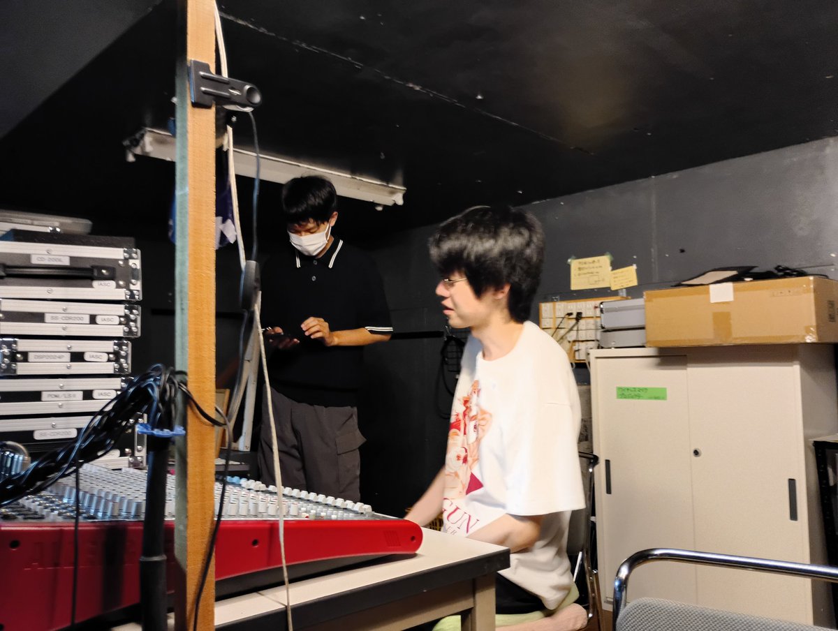 gekidankappa's tweet photo. 【かっぱ小屋入り！】

小屋入り2日目です！各々の仕事に全力で取り組んでいます！
時々の息抜きも大事にしながら駆け抜けていきますよ〜

ご予約はこちらから🍎
https://t.co/HIkyTsq3ha

 #アップル・エンドロール
 #劇団かっぱ https://t.co/MCM7NYYHF4