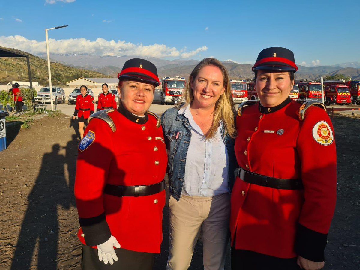 imvalenzuela's tweet photo. En el Día Nacional del Bombero quiero reconocer a quienes, con valentía, vocación y un profundo espíritu de servicio, están siempre dispuestos a proteger a nuestras familias.

Gracias a cada voluntario y voluntaria por su entrega permanente. Como alcaldesa, cuentan con todo mi respeto y admiración.

¡Feliz Día del Bombero! 🚒❤️ #bomberos #colinasomostodos