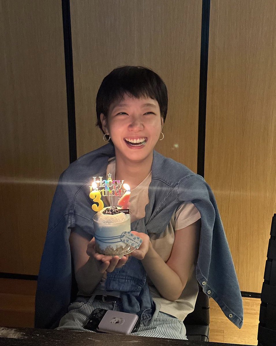 tslamchda's tweet photo. 태어났을때 너무 못생겨서 지어진 이름 김고은

김고은이 태어났을 때 4.1kg의 우량아였는데 당시 아기를 본 간호사가 아버지에게 "돈 많이 버셔야겠네요"라며 농담을 던졌음. 아기가 못생겨서 나중에 성형 수술비가 꽤 들겠다는 뜻이었음

아버지가 딸을 딱 안았는데 생각만큼 예쁘지 않아 살짝 당황하셨지만 자라면서 곱고 예뻐지길 바라는 마음을 담아 이름을 '고은'이라고 직접 지어주셨음

아버지가 바라던 것처럼 이름 그대로 고운 배우가 된 것도 좋고 이런 이야기를 웃으면서 말할 수 있는 단단한 자존감까지 너무 멋있음❤️