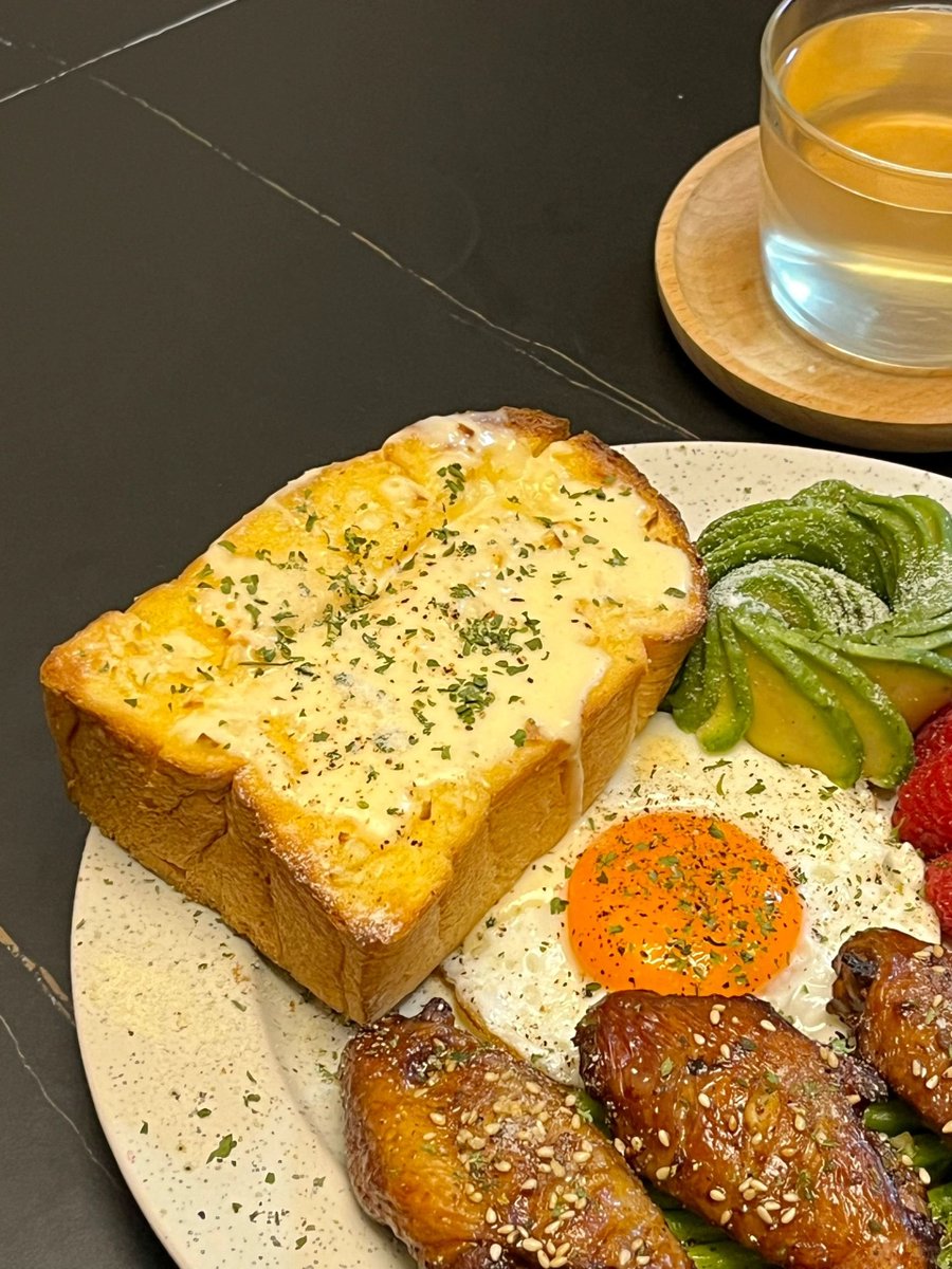 Y1RLVgxBLU57926's tweet photo. Homemade garlic butter toast topped with melted mozzarella and fresh basil—quick, cozy, and so satisfying for a lazy weekend brunch! https://t.co/5rAjnfuXNV