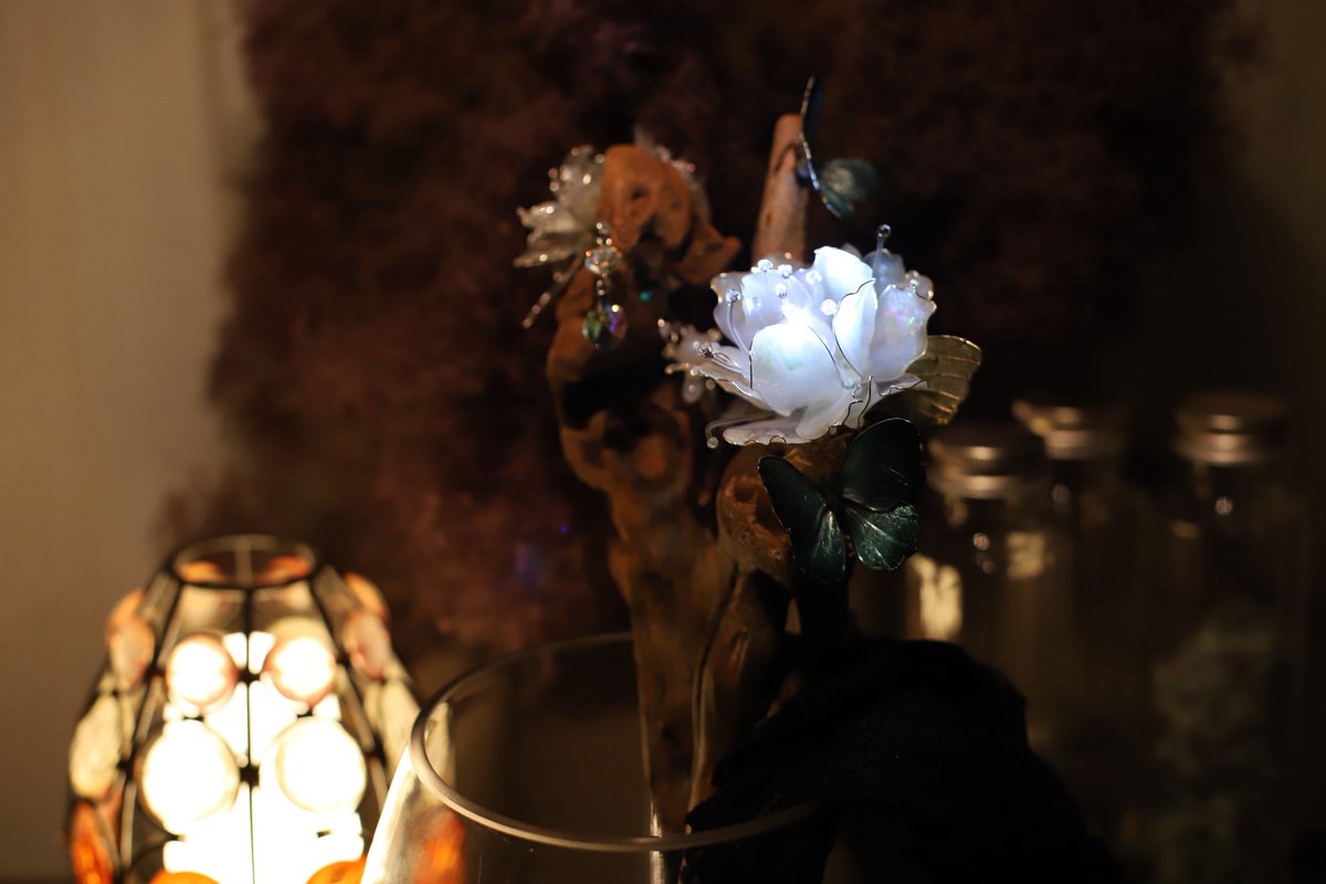 mocha_floresta's tweet photo. こちらの魔法の杖、なんと光ります💡
月の雫が花になった月光花なんですが
その花の蜜を食べにきた蝶。の杖。

花びらに白蝶貝を螺鈿風に模様つけてましてライト点灯時にキラキラと月のカケラのように光るんですが写真で全然わからんやつ。

くやしい https://t.co/EDpgw9ifAM