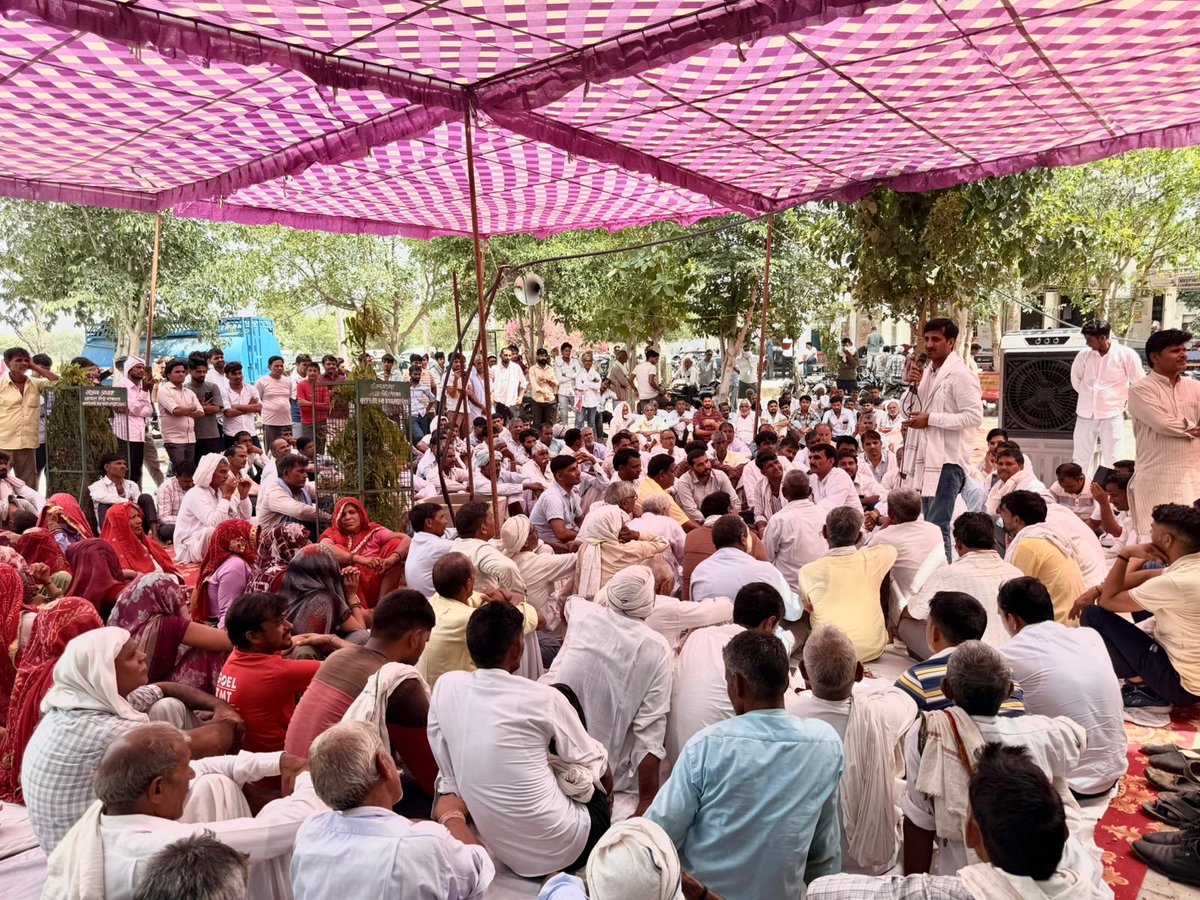 IndrajGurjarinc's tweet photo. हर पीड़ित के साथ कांग्रेस- 27 जून को ग्राम कल्याणपूरा में किसान परिवार पर ज़मीनी विवाद में अपराधियों द्वारा किये गए हमला व राजस्व अधिकारियों द्वारा ग़लत तरीक़े से रास्ता काटे जाने के विरोध में आज पावटा SDM कार्यालय के बाहर किसानों द्वारा दिए गए धरने में पहुंचकर पीड़ित परिवार की माँग को मज़बूती से उठाया। जिला कलेक्टर श्रीमती अपर्णा गुप्ता को फ़ोन कर पूरे मामले से अवगत करवाया। उन्होंने उपखंड अधिकारी पावटा श्री ब्रजेश चौधरी को धरनास्थल पर भेजकर समस्या सुनने को कहा। 
इस संबंध में SDM महोदय को ज्ञापन सौंपकर निष्पक्ष जांच, दोषियों की जल्द गिरफ्तारी और पीड़ित परिवार को सुरक्षा व न्याय सुनिश्चित करने की मांग की।

#IndrajGurjar #ViratNagar #Kotputli_Bahroad #INC