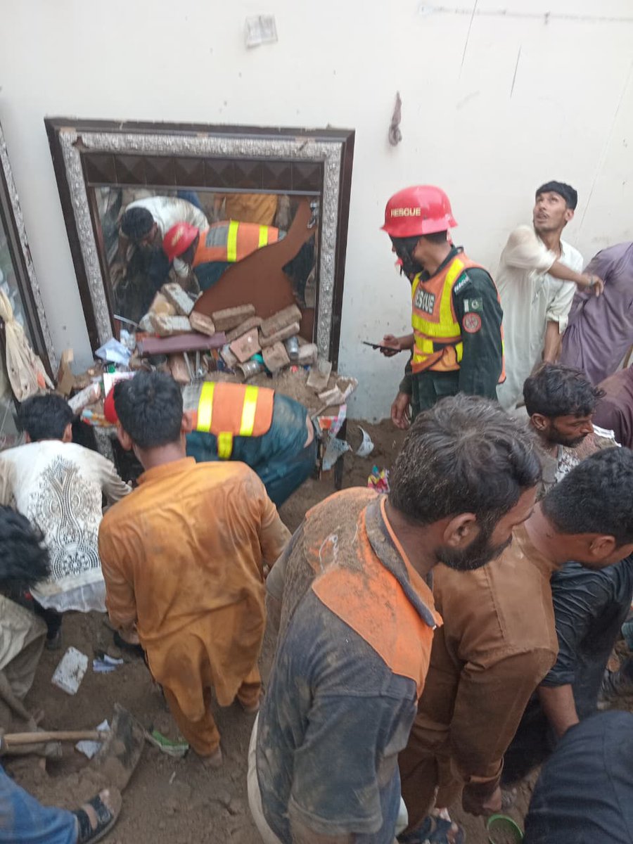 BBCUrdu's tweet photo. لاہور میں ٹیوشن سینٹر کی چھت گِرنے کے بعد ملبے تلے دبے بچوں کو نکالنے کے لیے ریسکیو آپریشن جاری
تفصیل: https://t.co/ynMJ7nhOFT https://t.co/Ji643EMc4L