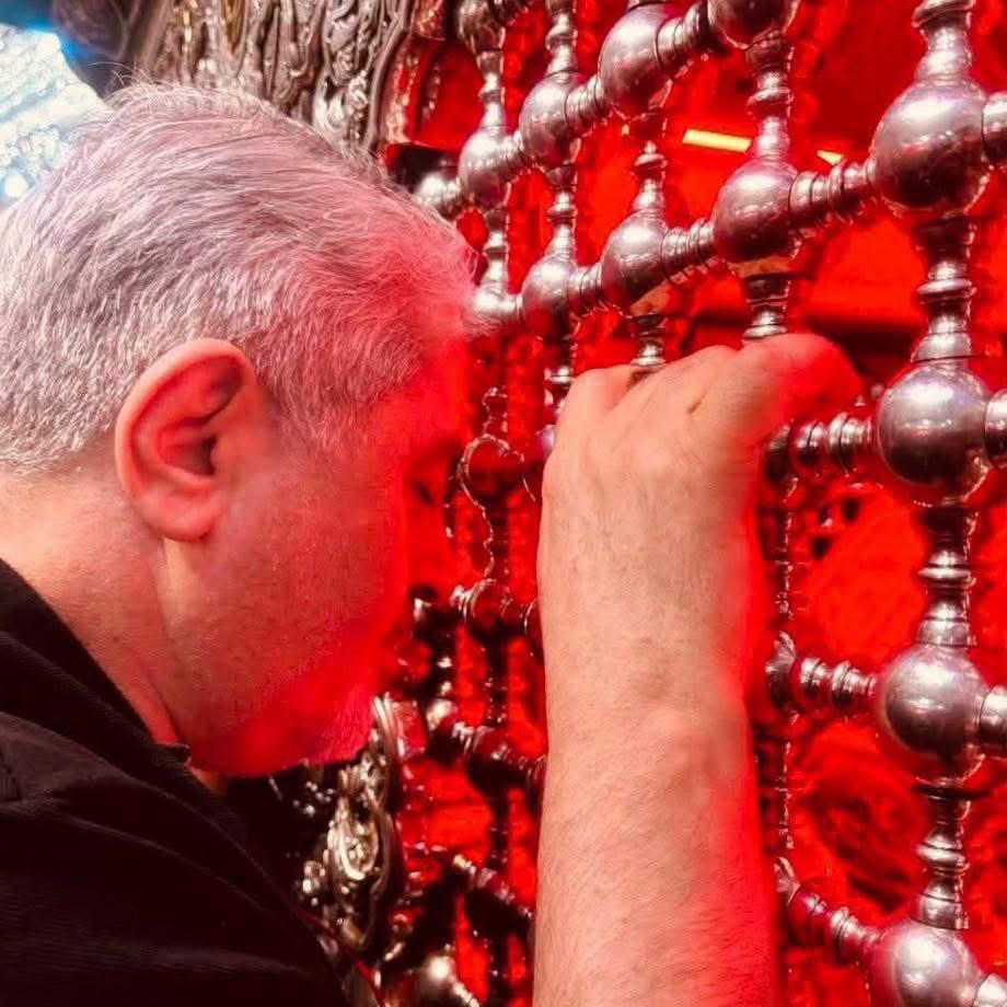 Nayifkurdistani's tweet photo. وكيل وزارة النفط العراقية (علي البهادلي) دافن الفلوس بالحايط ومجلب بشباك الحسين - رضي الله عنه- !
زين ما گلت للإمام أنك حرامي، ودافن الفلوس بالحايط؟! https://t.co/x55SHY6aV9