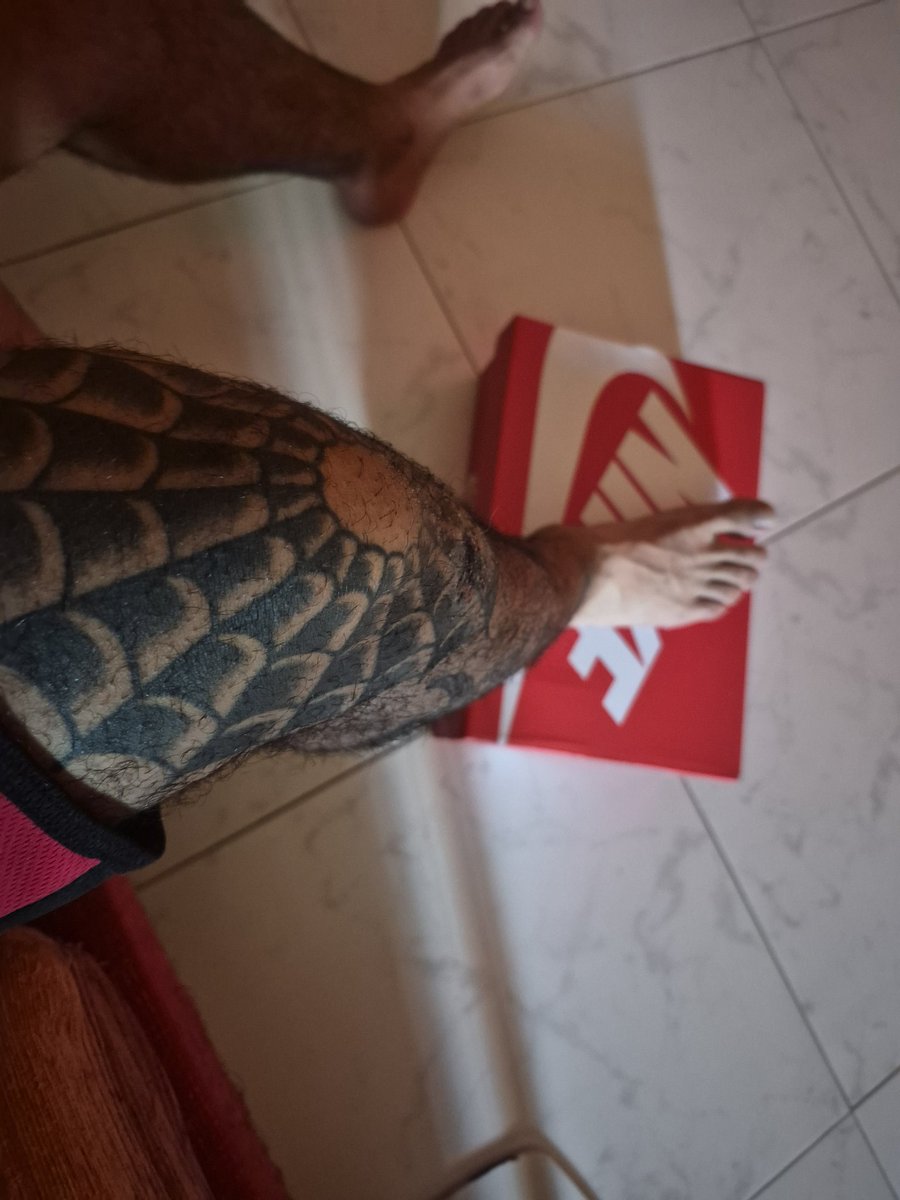 MasterYSmdrz's tweet photo. Imagining this box of my new Nikes is the face of a pathetic paypig, desperate to clean every drop of sweat from my feet. Haha.

#feet #malefeet #alpha #cashmaster #boy #findom https://t.co/sJ84t9DV02