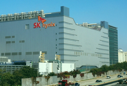 KWestbrook78's tweet photo. South Korea's SK Hynix is going public in the US 🇰🇷 They just filed with the SEC to list on Nasdaq. Big move for the AI memory chip maker. https://t.co/frBWNdW1dH