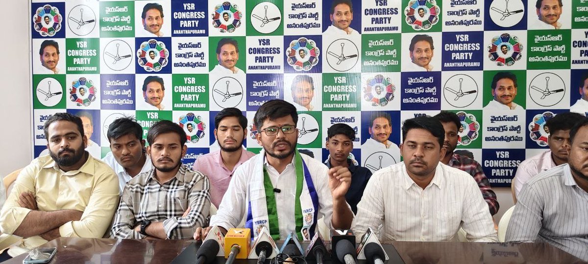 JaganannaCNCTS's tweet photo. రైతుల కోసం పోరాడితే కేసులా...? 
ప్రశ్నిస్తే 'రౌడీ షీటర్' ముద్రా...? 
ఇదేనా కూటమి ప్రభుత్వ రెడ్ బుక్ పాలన?

- పానుగంటి చైతన్య మీద ఆధారాలు లేకుండా రౌడీ అని ముద్ర వేయడం పాత్రికేయ బాధ్యత కాదు.
- ప్రశ్నిస్తానన్న వ్యక్తి... ఇప్పుడు ప్రశ్నించే వారినే చూస్తూ మౌనంగా ఉండటం బాధాకరం.
- ప్రశ్న అడిగినోడు నేరస్థుడు... తప్పు చేసినోడు పాలకుడు అన్నట్టుంది.
- నోటికి నెయ్యి, చేతికి కత్తి అన్నట్టుంది కూటమి ప్రభుత్వం.
- కుర్చీ కోసం చెప్పిన మాటలు కుర్చీ వచ్చాక గాలికి వదిలేశారు.
- పొలంలో పంట లేదు... రైతుల కంట్లో కన్నీటి పంట ఉంది
- అధికారంలోకి వచ్చిన తర్వాత ప్రశ్నలు సెలవుకెళ్లాయా?" పవన్ గారు
- ప్రశ్నిస్తే కేసు... మాట్లాడితే బెదిరింపు... ఇదేనా ప్రజాస్వామ్యం?
ప్రభుత్వం అంటే పరిపాలన చేయాలి... ప్రతీకారం కాదు.

అనంతపురం:

అమరావతి రైతుల సమస్యలను తెలుసుకుని వారికి అండగా నిలవడానికి వెళ్లిన వైఎస్సార్సీపీ ఎమ్మెల్సీలు, పార్టీ నాయకులపై దాడులకు పాల్పడటం, అనంతరం వారిపైనే కేసులు నమోదు చేయడం కూటమి ప్రభుత్వ అరాచక పాలనకు నిదర్శనమని వైఎస్సార్సీపీ విద్యార్థి విభాగం అనంతపురం జిల్లా అధ్యక్షులు చంద్రశేఖర్ యాదవ్ ఆధ్వర్యంలో జిల్లా పార్టీ కార్యాలయంలో మాట్లాడారు కార్యక్రమంలో రాష్ట్ర ప్రధాన కార్యదర్శులు నవీన్ రెడ్డి, విజయ్ రెడ్డి  పాల్గొన్ని మాట్లాడారు

రైతుల కోసం గళమెత్తిన వైఎస్సార్సీపీ విద్యార్థి విభాగం రాష్ట్ర అధ్యక్షులు పానుగంటి చైతన్య పై కేసు నమోదు చేయడమే కాకుండా, అధికారానికి అనుకూలంగా ఉన్న కొన్ని మీడియా సంస్థలు ఆయనను "రౌడీ షీటర్"గా ప్రచారం చేశాయని ఆయన తీవ్రంగా అభ్యంతరం వ్యక్తం చేశారు. ఆయనపై రౌడీ షీట్ నమోదైందని అధికారికంగా ఎక్కడా నిర్ధారణ లేకపోయినా, అలాంటి ముద్ర వేయడం మీడియా నైతిక విలువలకు విరుద్ధం కాదా? అని ప్రశ్నించారు.

ప్రభుత్వానికి ప్రశ్నలు వేస్తే 'రౌడీ', రైతుల పక్షాన నిలిస్తే 'నేరస్థుడు' అనే ముద్ర వేయడమే ఇప్పుడు కొత్త పాలనా విధానమా? ఇదేనా నారా లోకేష్ చెప్పే సుపరిపాలన? ఇదేనా పవన్ కళ్యాణ్ కలల ఆంధ్రప్రదేశ్? అని ఎద్దేవా చేశారు.

మంత్రి నారా లోకేష్ విద్యా సంస్కరణల పేరుతో సభల్లో గొప్పలు చెప్పుకుంటున్నారని, కానీ వాస్తవానికి ప్రభుత్వ విద్యను నిర్వీర్యం చేసే నిర్ణయాలే తీసుకుంటున్నారని విమర్శించారు. ప్రభుత్వ పాఠశాలల్లో ఉపాధ్యాయుల కొరత, విద్యార్థులకు కనీస సౌకర్యాల లేమి, హాస్టళ్ల దుస్థితి, ఫీజు రీయింబర్స్‌మెంట్, స్కాలర్‌షిప్‌లపై నెలకొన్న అనిశ్చితి వంటి సమస్యలు పెరుగుతున్నా ప్రభుత్వం ప్రచారాలకే పరిమితమైందన్నారు. ప్రశ్నించే గొంతుకగా వస్తానన్న పవన్ కళ్యాణ్, అధికారంలోకి వచ్చిన తర్వాత ప్రశ్నించే వారినే మౌనం చేయడాన్ని చూస్తూ ఎందుకు నిశ్శబ్దంగా ఉన్నారని రైతులపై దాడులు జరిగినప్పుడు ఆయన గొంతు ఎందుకు వినిపించడం లేదు? విద్యార్థుల సమస్యలు కనిపించడం లేదా అంటూ ప్రశ్నించారు మీరు మాపై "కేసులు పెట్టొచ్చు... కానీ గొంతులు నొక్కలేరని "రైతు కోసం, విద్యార్థి కోసం మాట్లాడటం నేరమైతే... ఆ నేరం మేము మళ్లీ మళ్లీ చేస్తామని "పోరాటం మా వైస్సార్సీపీ రక్తంలో ఉందని తెలియజేసారు

వైస్సార్సీపీ జిల్లా ప్రధాన కార్యదర్శి అశోక్ నగర అధ్యక్షులు కైలాష్ మాట్లాడుతూ పుస్తకాలు లేవు... ఉపాధ్యాయులు లేరు... ఉద్యోగాలపై స్పష్టత లేదు... కానీ ప్రచారంలో మాత్రం విద్యా విప్లవం అంటున్నారు. ఇది విద్యా సంస్కరణా? లేక ప్రభుత్వ విద్యపై ప్రయోగాలా? అని నిలదీశారు.

రైతుల సమస్యలు రోజురోజుకూ తీవ్రమవుతున్నా, రైతులకు అండగా నిలిచిన వారిపై కేసులు నమోదు చేయడం ప్రభుత్వం అసహనానికి నిదర్శనమన్నారు. రైతును కాపాడాల్సిన ప్రభుత్వం రైతు తరఫున మాట్లాడిన వారినే లక్ష్యంగా చేసుకోవడం అత్యంత దుర్మార్గమైన చర్య అని విమర్శించారు.

ఎన్నికల సమయంలో రైతులు, యువత, విద్యార్థుల కోసం పెద్ద పెద్ద మాటలు చెప్పిన డిప్యూటీ సీఎం పవన్ కళ్యాణ్ ఇప్పుడు ఎక్కడ ఉన్నారని ప్రశ్నించారు.  అని నిలదీశారు.

"రెడ్ బుక్" అంటే చట్టం కంటే పైచేయి సాధించే పుస్తకమా? లేక అధికారాన్ని ప్రశ్నించిన ప్రతి ఒక్కరిపై కేసులు పెట్టే మార్గదర్శకమా? అని ప్రశ్నించారు.

ప్రజాస్వామ్యంలో ప్రతిపక్షం ప్రశ్నించడం నేరం కాదని, ప్రజల తరఫున పోరాడే నాయకులను అణచివేసే ప్రయత్నాలు ఎంత చేసినా వైఎస్సార్సీపీ వెనక్కి తగ్గదని స్పష్టం చేశారు. కేసులతో భయపెట్టవచ్చు... కానీ ప్రజల గొంతును అణిచివేయలేరు. రైతులు, విద్యార్థులు, యువత తరఫున పోరాటం కొనసాగుతూనే ఉంటుంది అని  స్పష్టం చేశారు.

కార్యక్రమంలో వైస్సార్సీపీ విద్యార్ధి విభాగం జిల్లా ఉపాధ్యక్షులు మంజునాథ్ రెడ్డి నగర ప్రధాన కార్యదర్శులు పులి కార్తికేయ, నవీన్, హరీష్, అశోక్,బబ్లు, బాబా ఇమ్రాన్, రఫీ, చరణ్, ఫయాజ్, మధు, రఘు, శేఖర్, విజయ్ యాదవ్ తదితరులు పాల్గొన్నారు

#SadistChandrababu #CBNJungleRaj #CBNFailedCM #JaganannaConnects