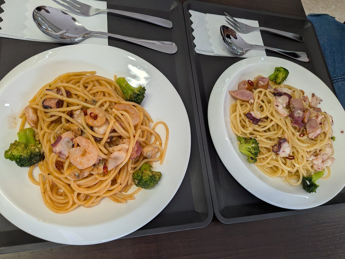 nek685's tweet photo. ヒッチハイクで乗せてくれた人のお店でパスタ食べたり、島で評判の居酒屋で食べたり、ワールドカップvsブラジル戦をラーメン食べながら観たり、昔の同僚が仕事で島に来たので飲み食べたり。おもしろい日々😁。いつの時も「食」は大事。 https://t.co/qGBZkIufly
