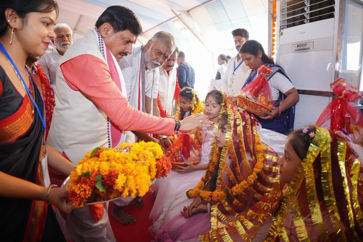 prahladspatel's tweet photo. आज राजगढ़ में माननीय मुख्यमंत्री डॉ. मोहन यादव जी @DrMohanYadav51  की गरिमामयी उपस्थिति में 'जल गंगा संवर्धन अभियान' के राज्य स्तरीय समापन कार्यक्रम में सहभागिता की। इस अवसर पर क्षेत्र को कई विकास कार्यों की सौगातें मिलीं व हितग्राहियों को हितलाभ बांटे गए।

जल संरक्षण में लगातार तीसरे वर्ष देश में अग्रणी रहने वाले मध्य प्रदेश के राजगढ़ जिले में 'द्वारका योजना' के तहत सभी नगरपालिकाओं में सड़कें स्वीकृत की गईं और भैंसवा माता लोक के निर्माण का मार्ग प्रशस्त हुआ। भावी पीढ़ियों के लिए पानी की बूंद-बूंद बचाना हमारा परम ध्येय है। 🌱💧