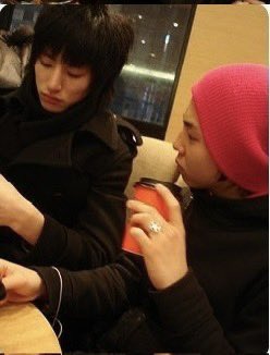 jiyongals's tweet photo. me n who https://t.co/CgyhV7Oe6o