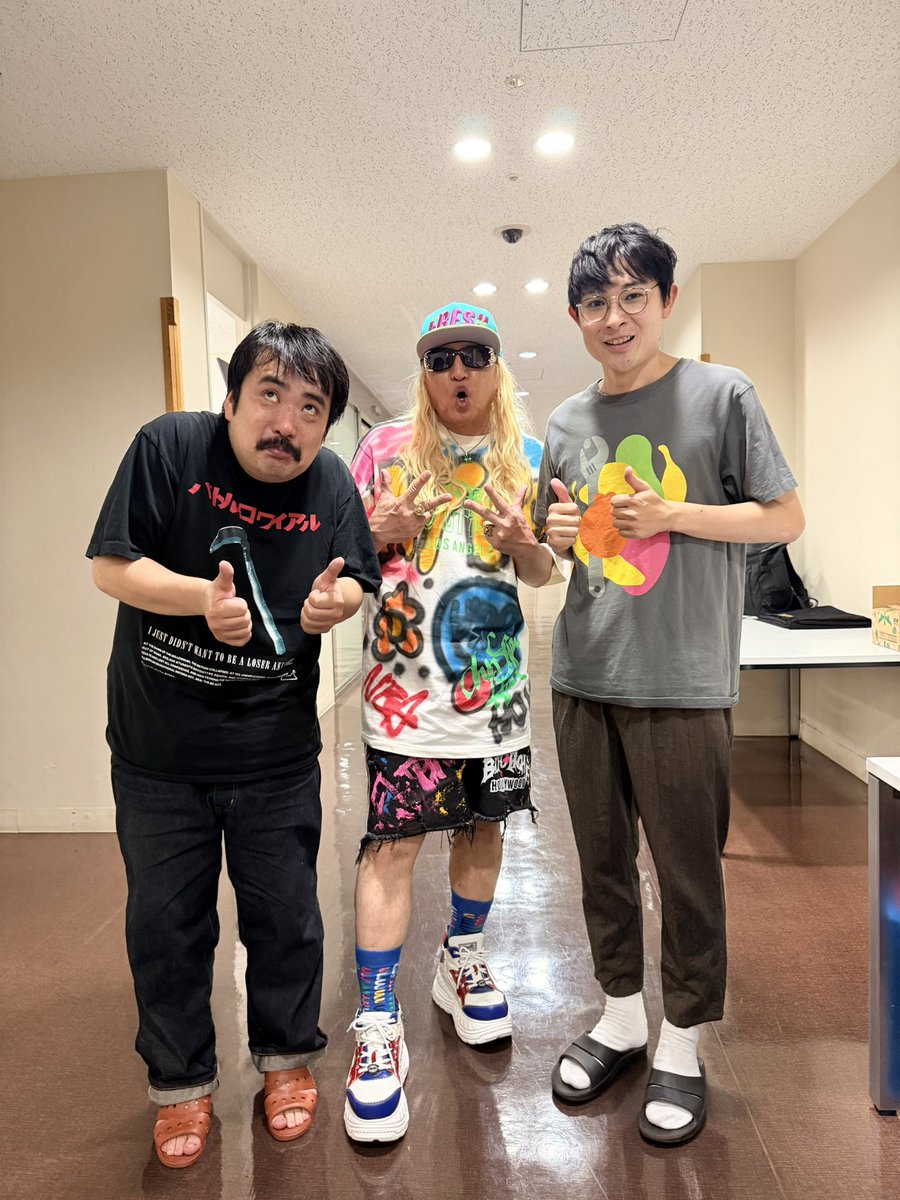 DJKOO_official's tweet photo. 空気階段第9回単独公演「⚫︎⚫︎⚫︎」 初日東京公演！！
見に行かせていただきました！
もうめっちゃ最高！！

笑って笑ってキュンとして！没入感ハンパない！！
空気さんのコントに出てくる登場人物って奇特でぶっ飛んでるんだけど、何か人間らしくて感情移入しちゃうんですよね

全国9都市 27公演！健康第一で頑張ってください！！
⚫︎⚫︎⚫︎ 最高 DO DANCE！！

#空気階段まるまるまる
#鈴木もぐら 
#水川かたまり 
#DJKOO