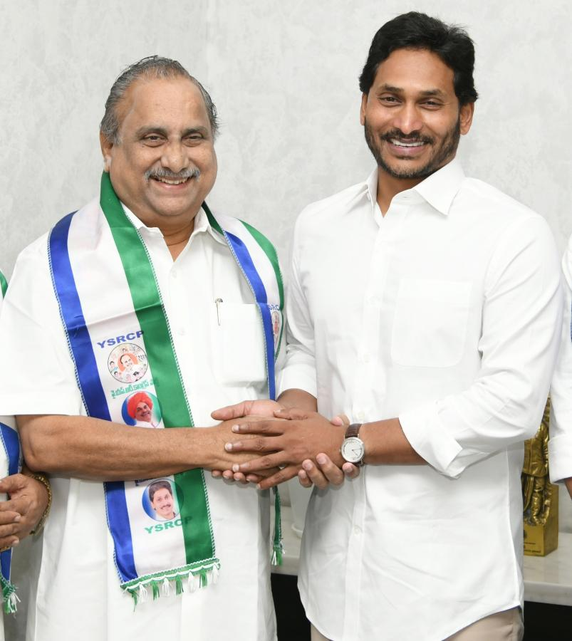 YSJFansCampaign's tweet photo. 02.07.2026 గురువారం నాడు హైదరాబాద్ లోని  ముద్రగడ పద్మనాభం గారిని పరామర్శించనున్న ఆంధ్రప్రదేశ్ మాజీ ముఖ్యమంత్రి వైఎస్ జగన్ మోహన్ రెడ్డి గారు https://t.co/gkCtnBkMIc