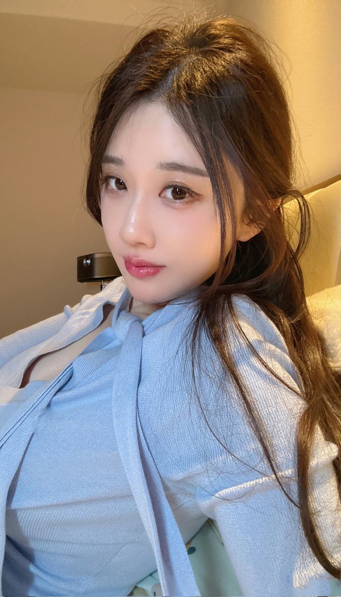 faledegold's tweet photo. 如果有我这样的女友你几点回家？ https://t.co/ZclhnqgVlr