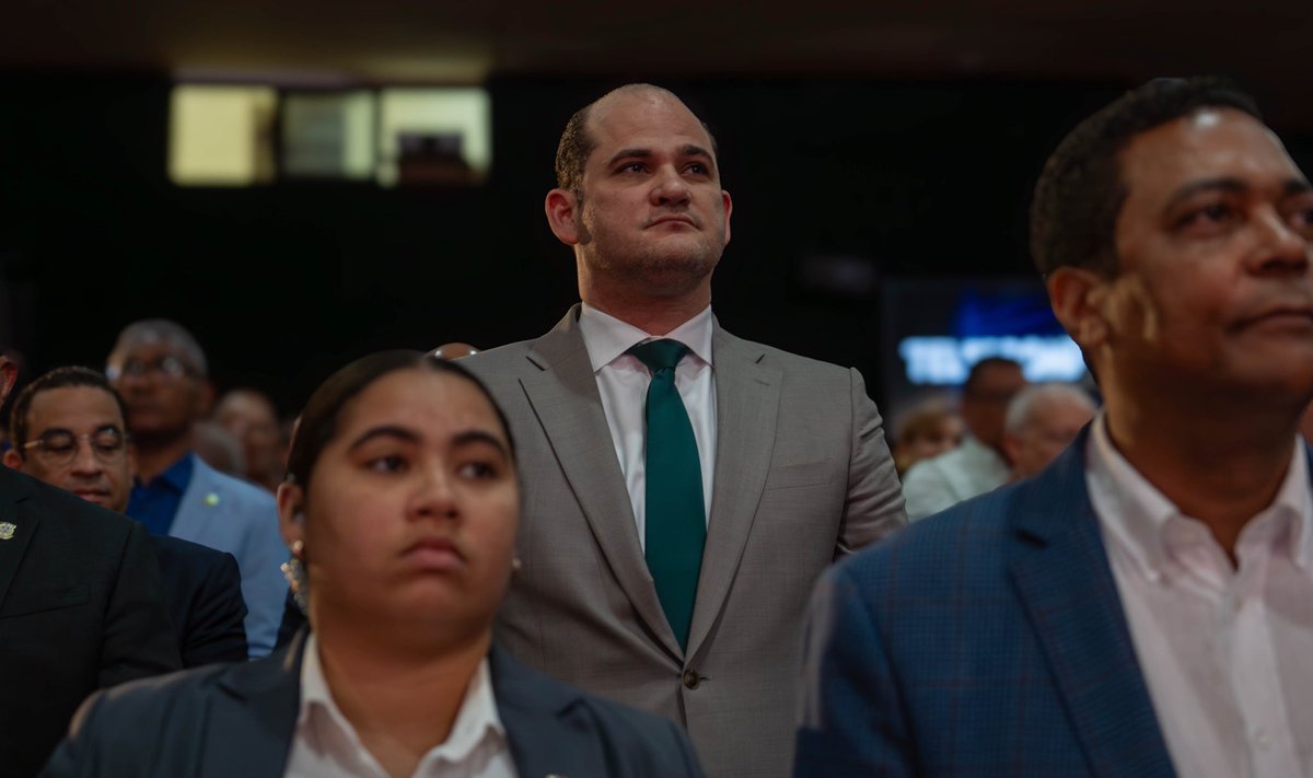 adolfoperezdl's tweet photo. Asistí al acto conmemorativo por el décimo aniversario de la partida física del doctor Hatuey De Camps. Honrar su legado es recordar que la democracia se fortalece con principios, compromiso y vocación de servicio. Que su ejemplo siga inspirando a las nuevas generaciones. 🇩🇴 https://t.co/usJpXEiiwa