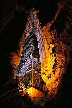 thetuttking's tweet photo. @FreddyLA7 I would love for you to visit my home state of Kentucky and see one of two places on the planet where you can see a moonbow, Cumberland Falls. Or maybe take a tour of the longest cave system on the planet, Mammoth Cave. https://t.co/tmaHfUDvxq