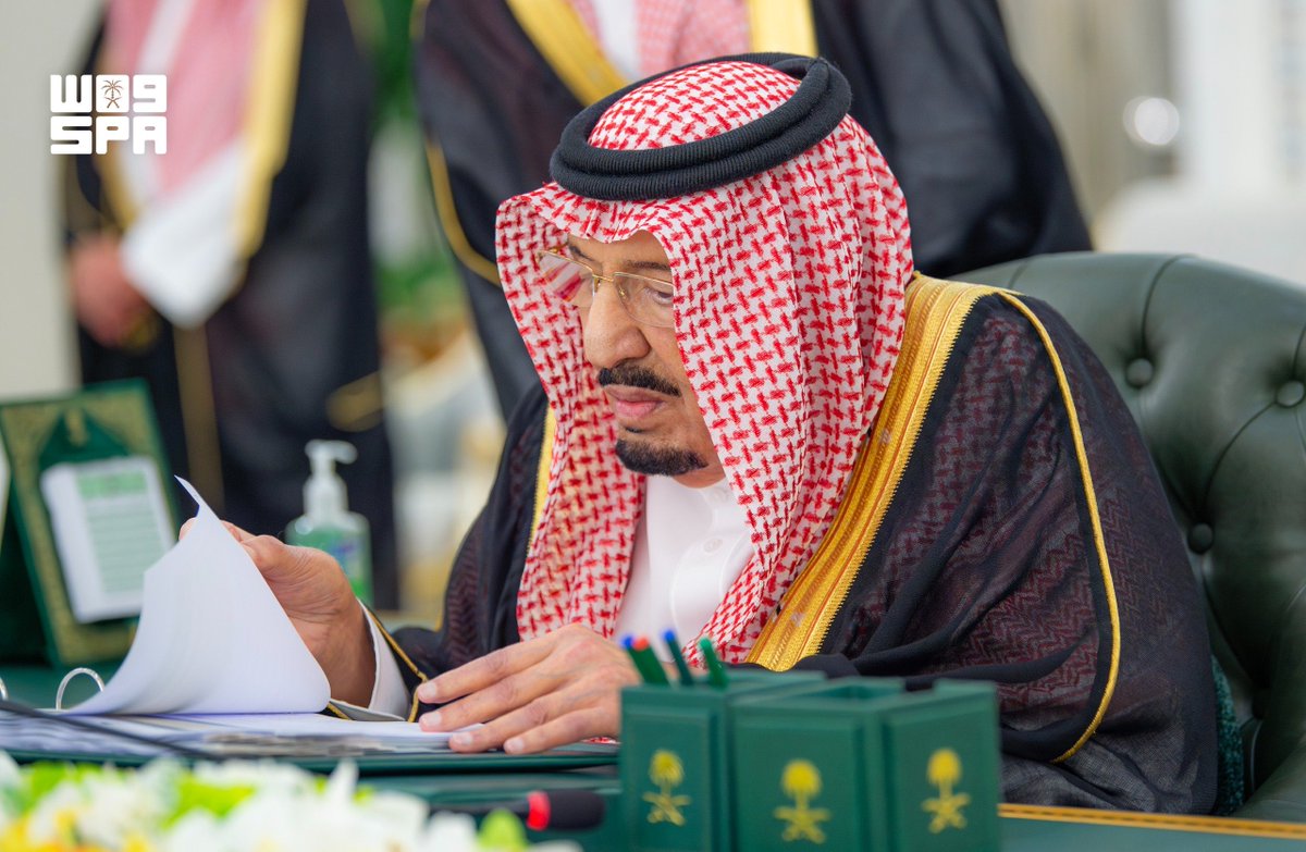 Saudi_Vi2030's tweet photo. #عاجل | #مجلس_الوزراء :
استثناء كبار السن ممن لا دخل 
لهم، والأشخاص ذوي الإعاقة 
والأيتام ذوي الظروف الخاصة 
ممن ليس لهم عائل، 
المستفيدين من نظام #الضمان_الاجتماعي؛
من شرط إضافة 
التابعين في المسكن؛ لاحتساب 
الحد الأدنى من المعاش. https://t.co/kACqOXIOJI