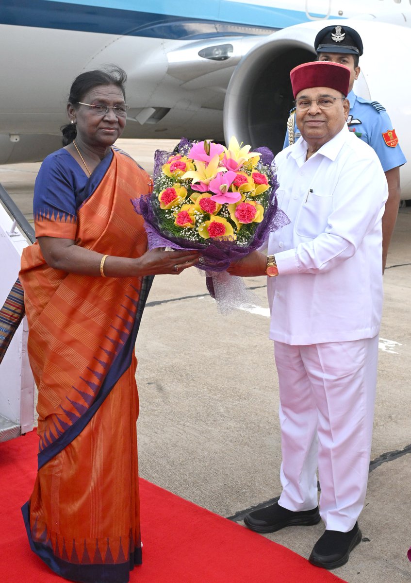 rashtrapatibhvn's tweet photo. Governor of Karnataka Shri Thaawarchand Gehlot and Chief Minister Shri D.K. Shivakumar received President Droupadi Murmu on her arrival at Bengaluru. https://t.co/KYHNh42NSq