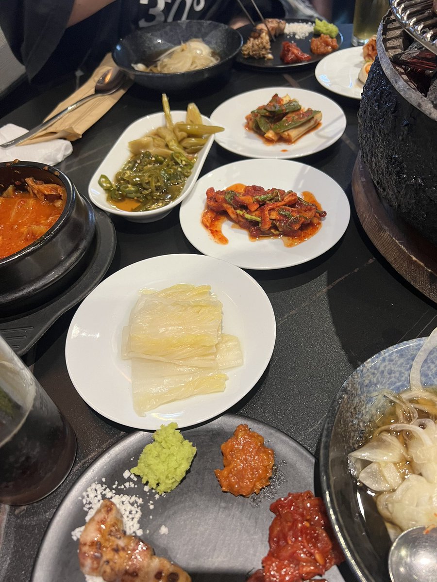 ai_sung's tweet photo. 2度目ましての남영돈。
モクサルが美味しすぎて今1番ソウルでお気に入り。
お塩、わさび、ｻﾑｼﾞｬﾝ、ﾁｬﾝｼﾞｬ、にんにくでお肉をいただく。パンチャンのチゲも丁度いい酸味。

#テテを求めて渡韓 https://t.co/FzJ8URjzLY