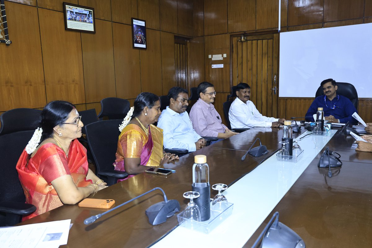 clriindia's tweet photo. @clriindia 4 colleagues retired from Council service upon attaining superannuation
Shri Velappan K C, Scientist G
Smt. Vijayalakshmi N, PTO
Shri Srikanth S, PTO
Smt. Mahalakshmi K, FAO
@CSIR_IND @CSIR_NIScPR @DrNKalaiselvi
#CSIRCLRI #Superannuation #Retirement #Gratitude https://t.co/z5sKegKqsU