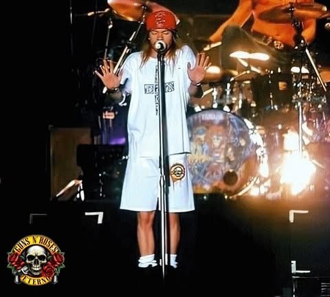 Trashed Slash 30 de junho de 1993, @gunsnroses fez o segundo de dois shows no Stadio ...