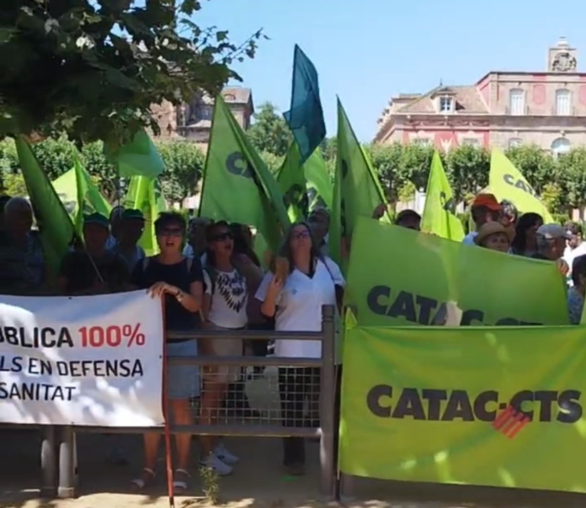 catacctsiac's tweet photo. 💚 Avui hem tornat a alçar la veu davant del Parlament per defensar allò que és de tothom: la sanitat pública.
Gràcies a totes les persones que heu participat i heu demostrat que la defensa d'una sanitat pública, universal i de qualitat continua ben viva.
Hem reclamat més recursos, condicions laborals dignes, estabilitat per als professionals, menys privatitzacions i una atenció que posi les persones al centre.
La mobilització continua. Perquè la salut és un dret, no un negoci.

https://t.co/dXHdYADn0b

#SanitatPública #SalutÉsUnDret #DefensemLaSanitat #CondicionsDignes #LaLluitaContinua