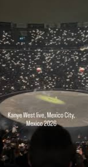 omedia_Iyu's tweet photo. @world_xyz this is kanye west in this photo. at mexico arena https://t.co/uGQoFgCpLU
